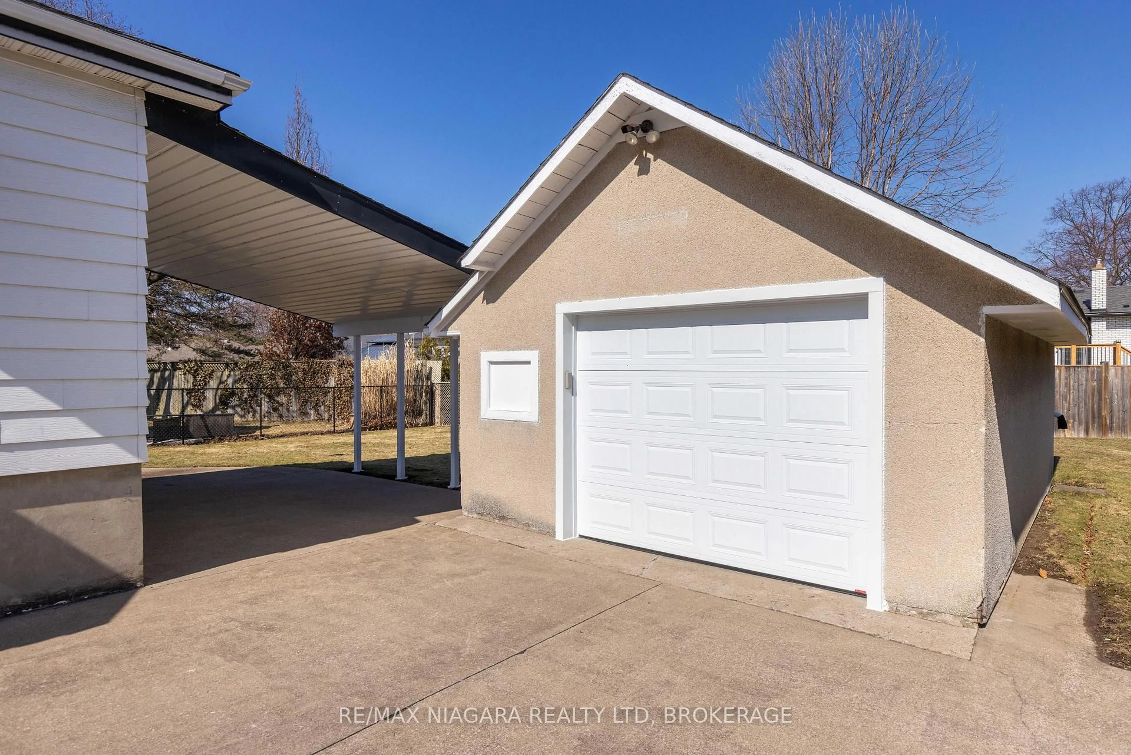 Indoor garage for 67 Glen Park Rd, St. Catharines Ontario L2N 3E5