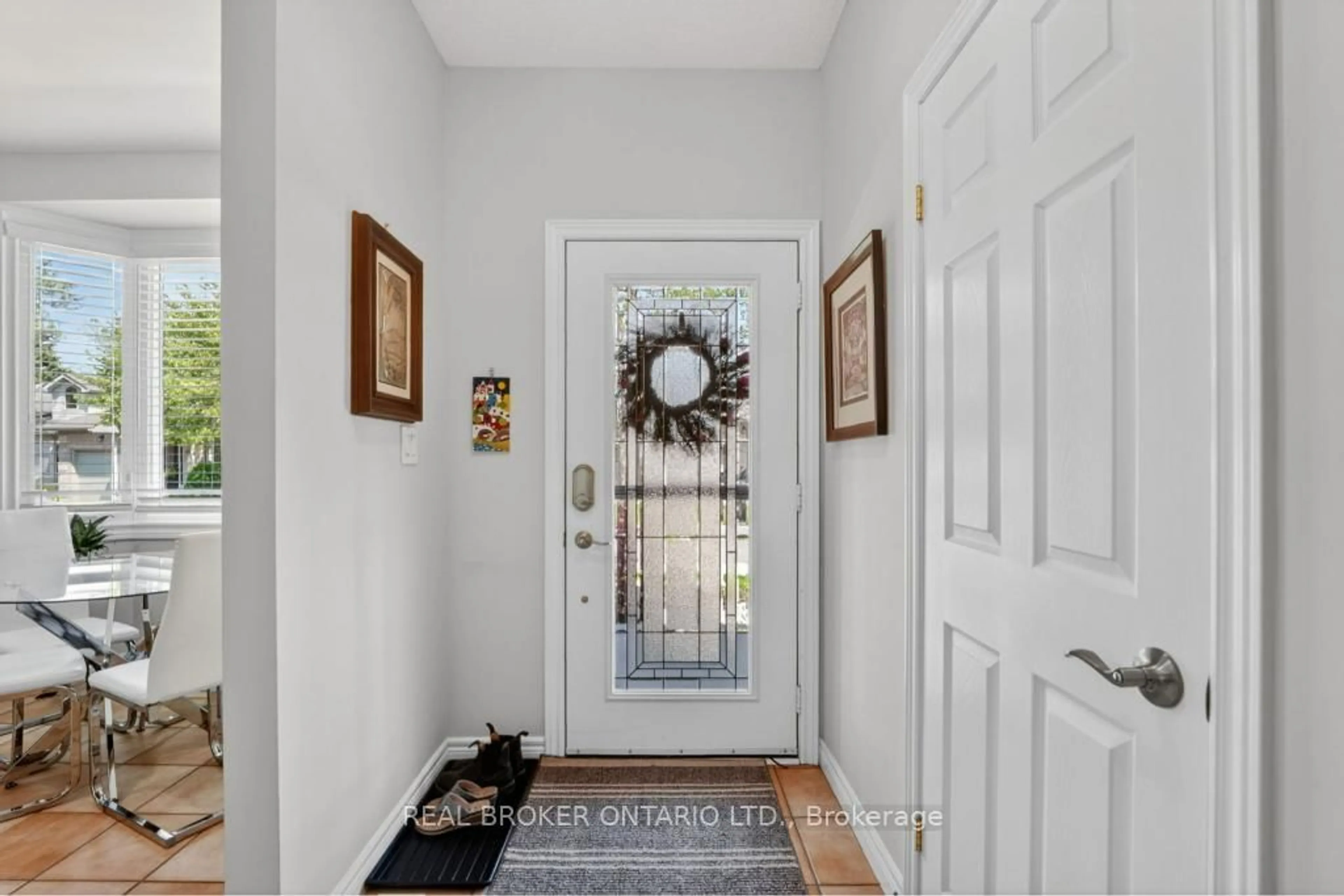 Indoor entryway for 110 Greentrail Dr, Hamilton Ontario L0R 1W0