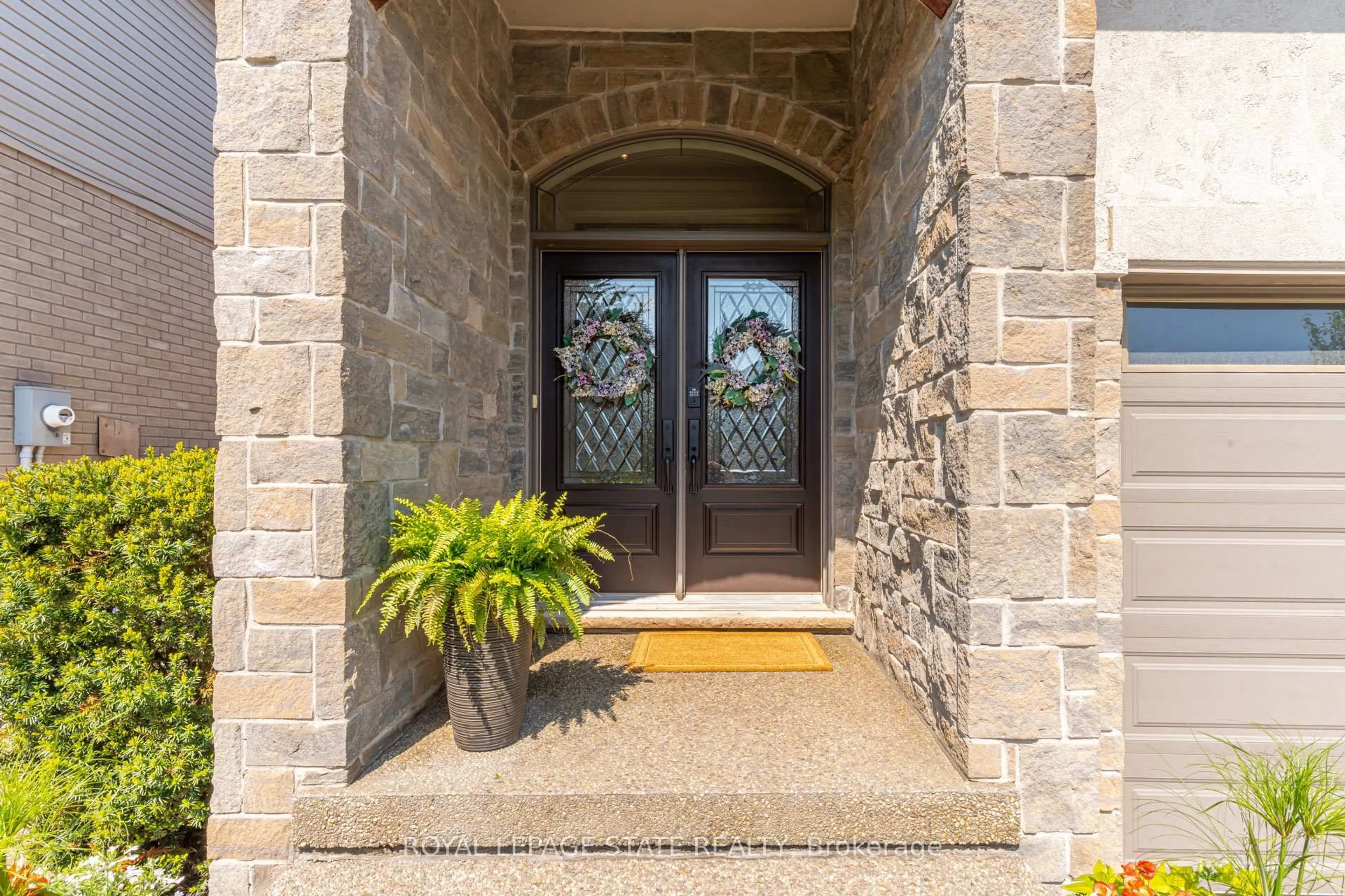 Indoor entryway for 12 Nicosia Rd, Hamilton Ontario L0R 1W0
