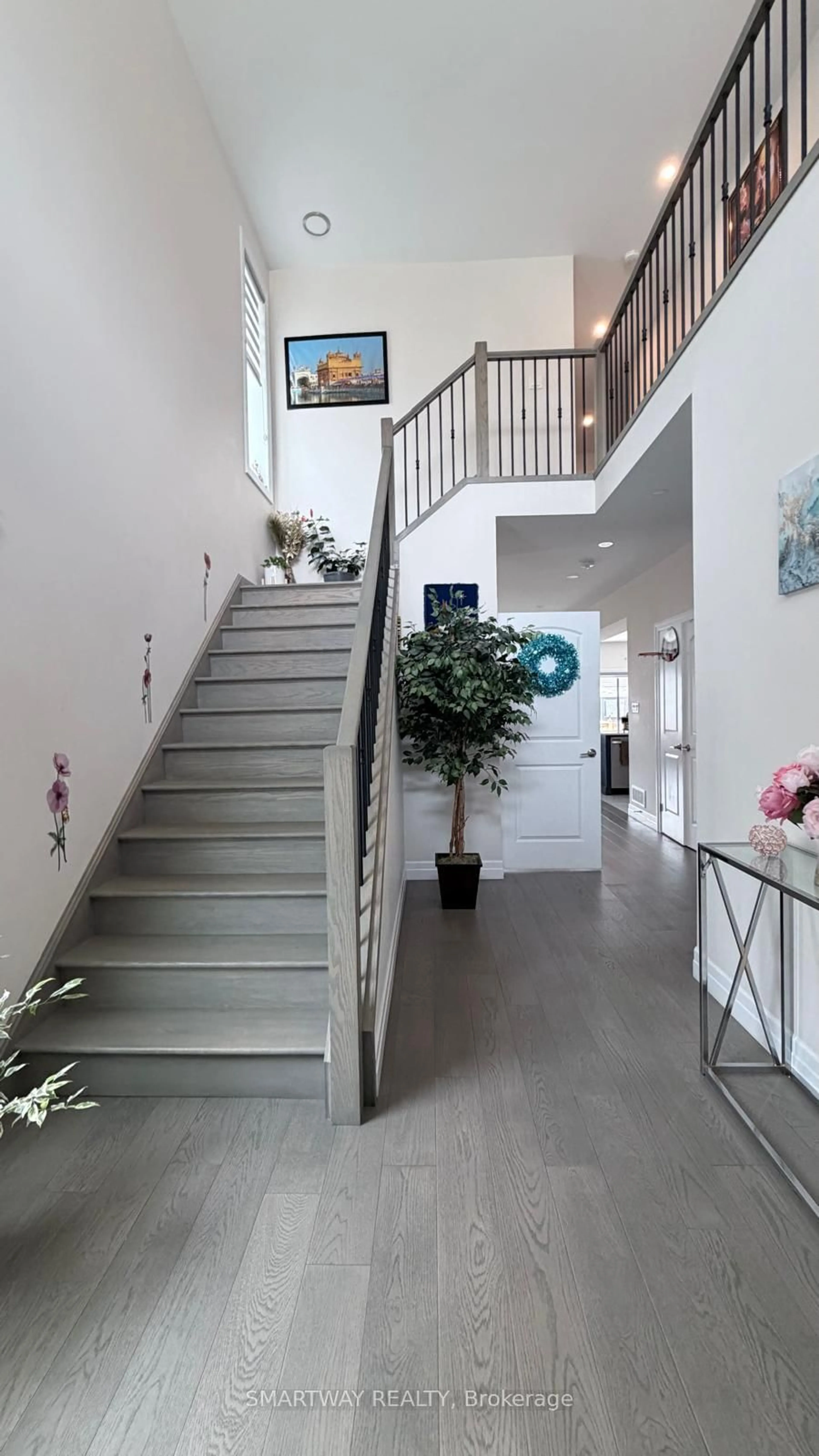 Indoor foyer for 3828 Somerston Cres, London South Ontario N6L 0G1