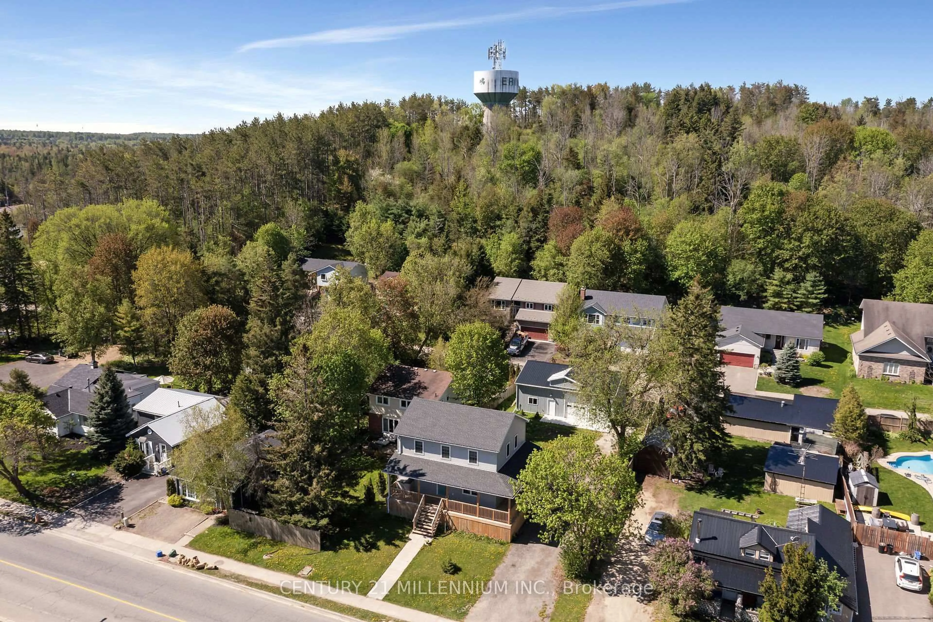 A pic from outside/outdoor area/front of a property/back of a property/a pic from drone, unknown for 26 Main St, Erin Ontario N0B 1T0
