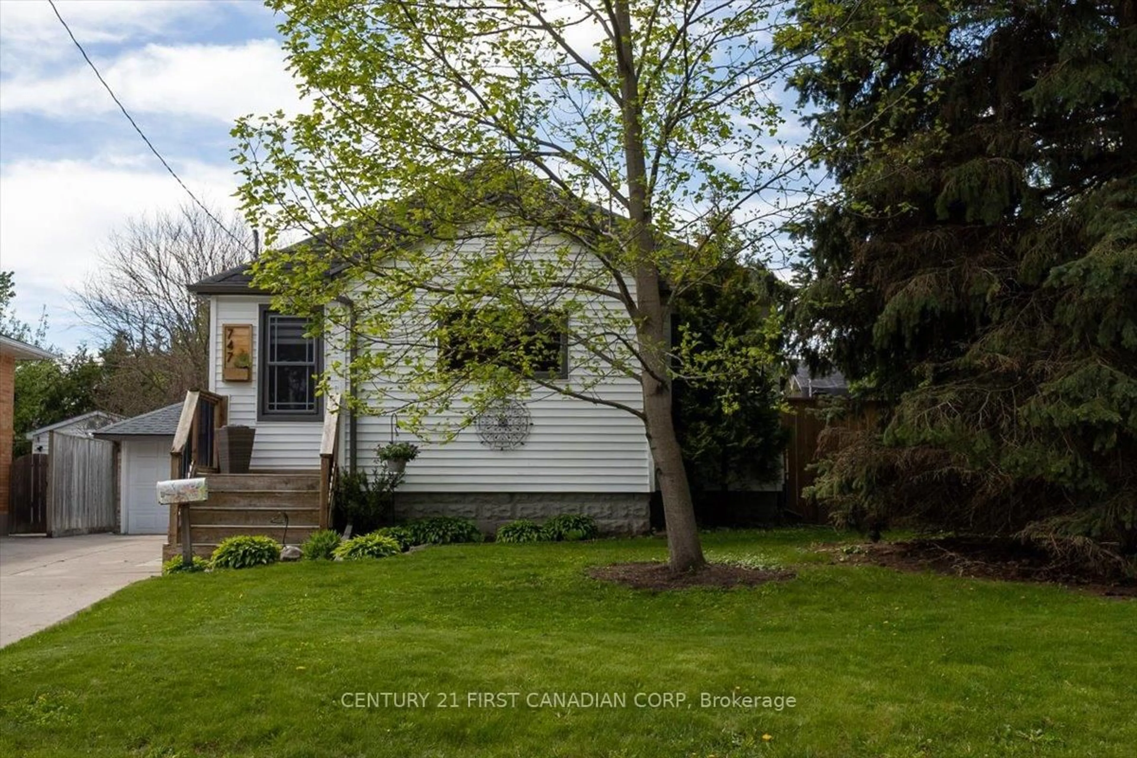 Home with vinyl exterior material, street for 747 Whetter Ave, London South Ontario N6C 2H1