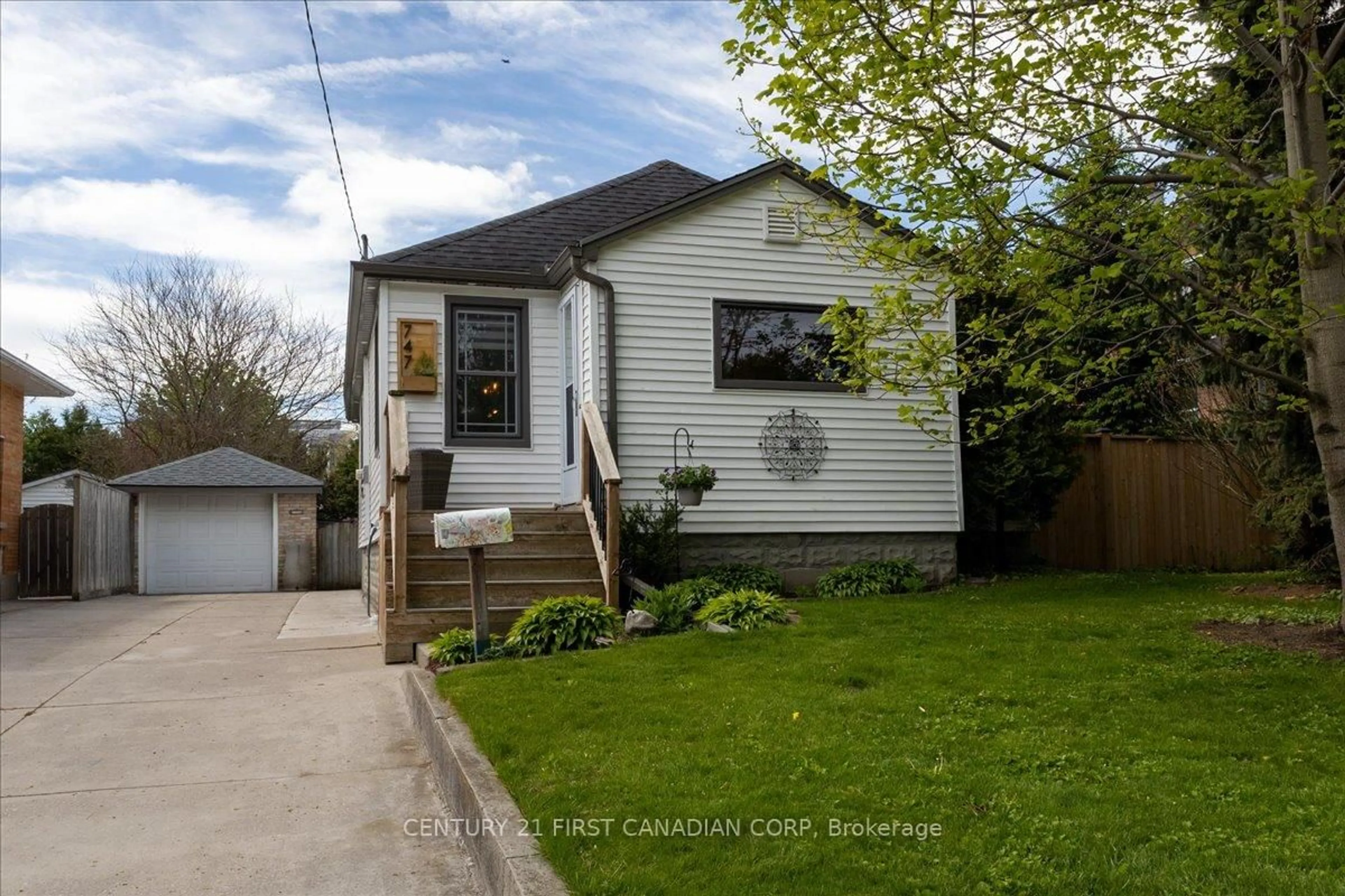 Unknown for 747 Whetter Ave, London South Ontario N6C 2H1