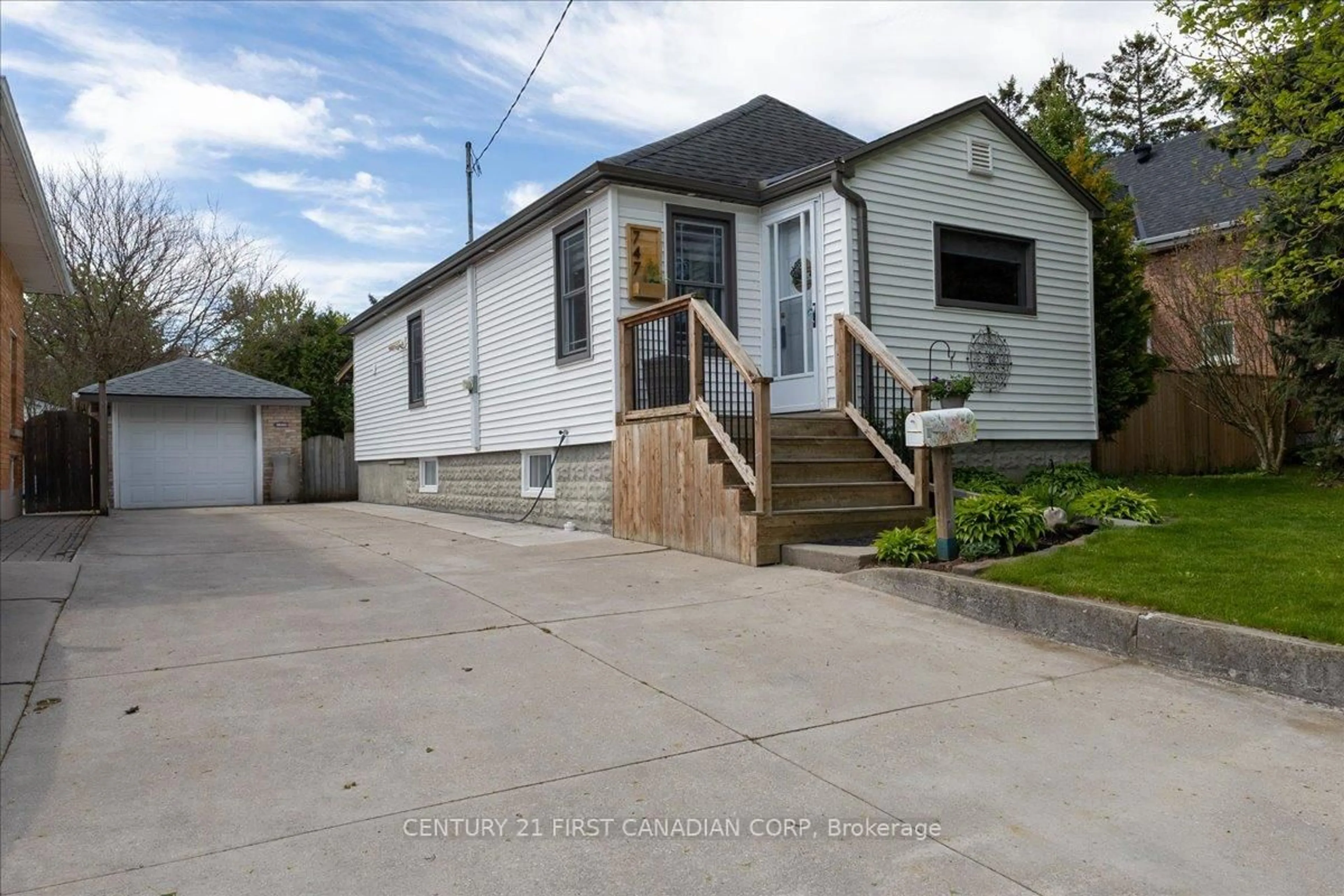 Unknown for 747 Whetter Ave, London South Ontario N6C 2H1