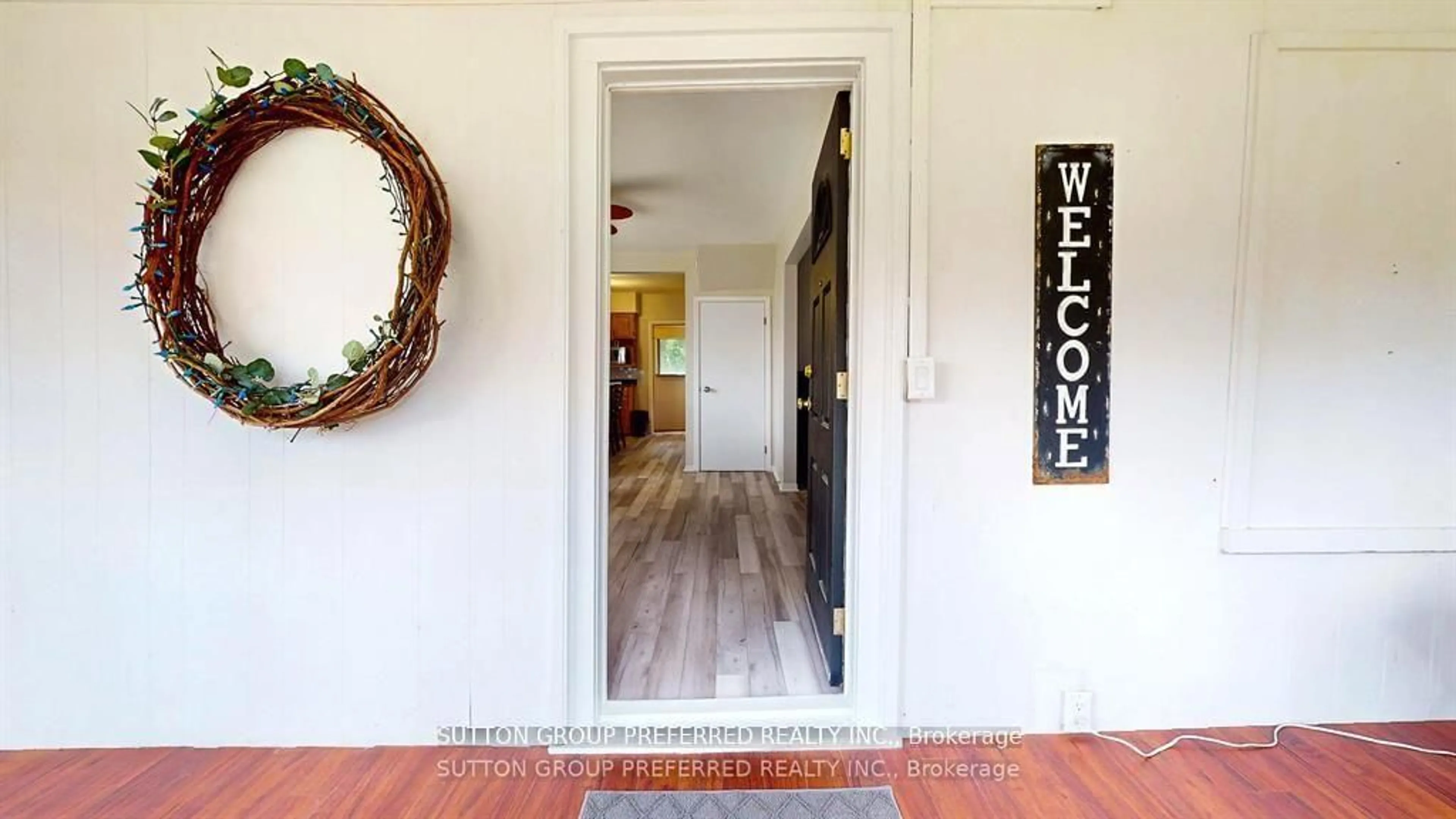 Indoor entryway for 46 Owaissa St, St. Thomas Ontario N5P 1T2