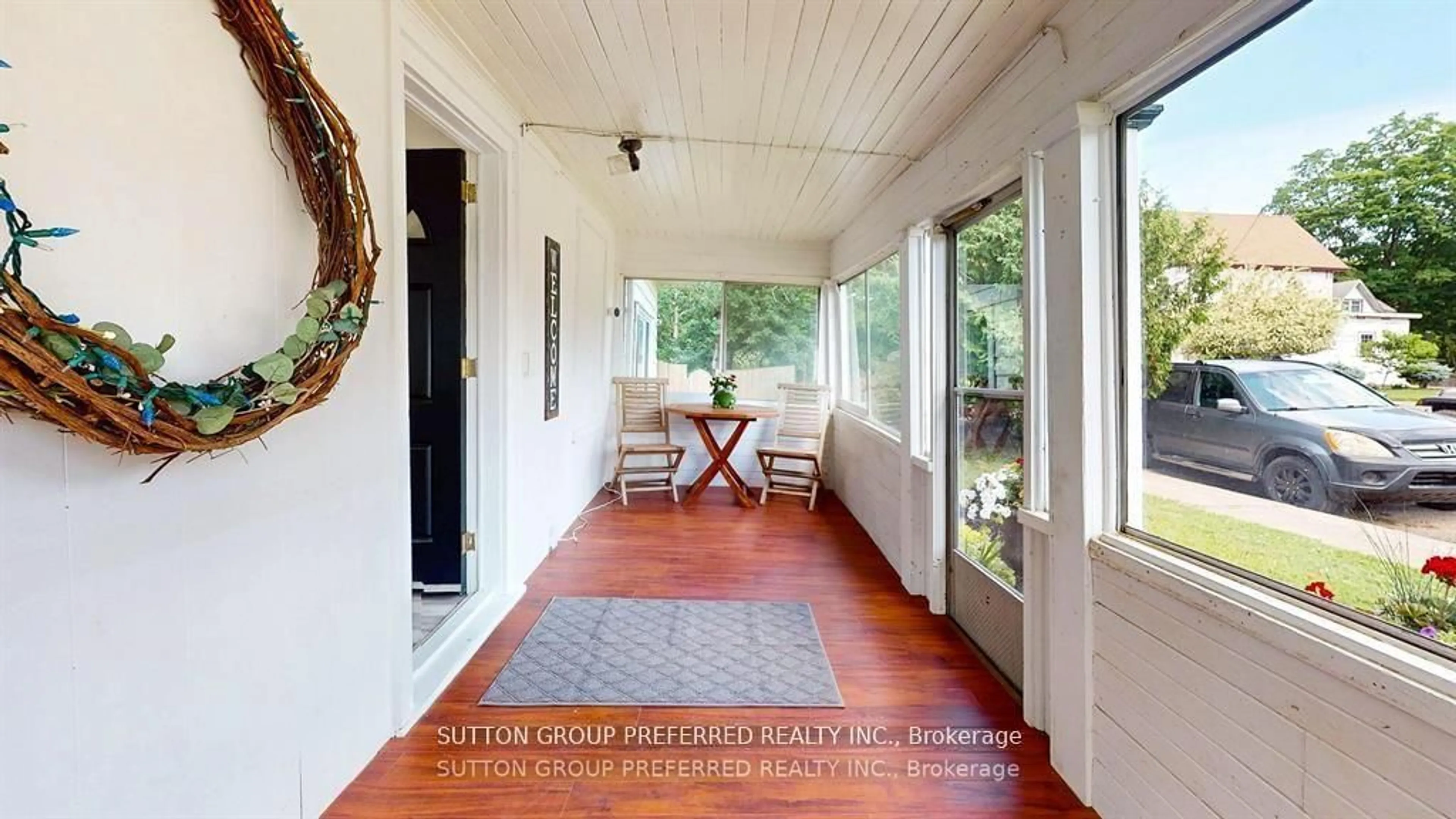Indoor entryway for 46 Owaissa St, St. Thomas Ontario N5P 1T2