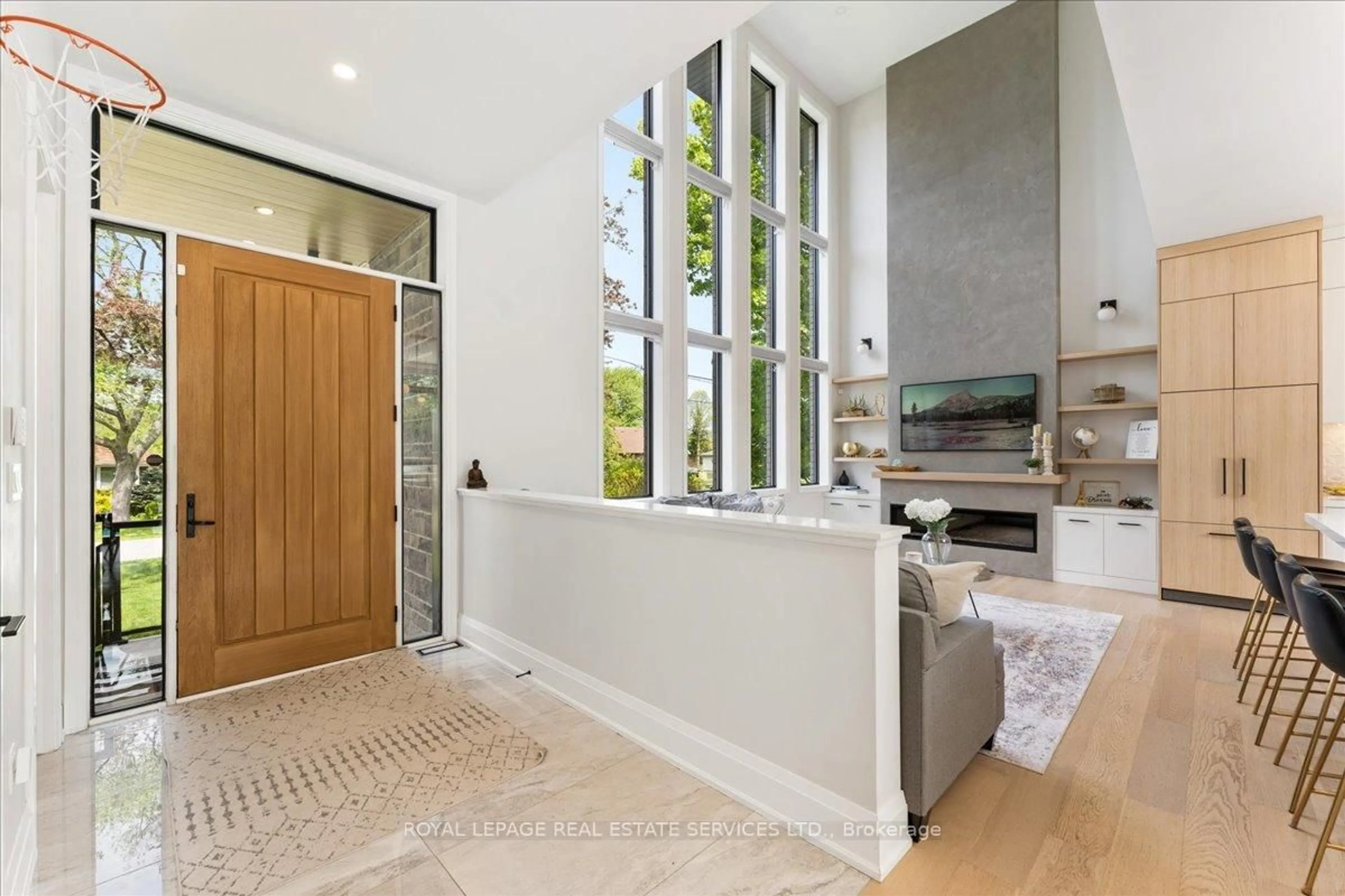 Indoor entryway for 251 Aldercrest Ave, Hamilton Ontario L9B 1L7