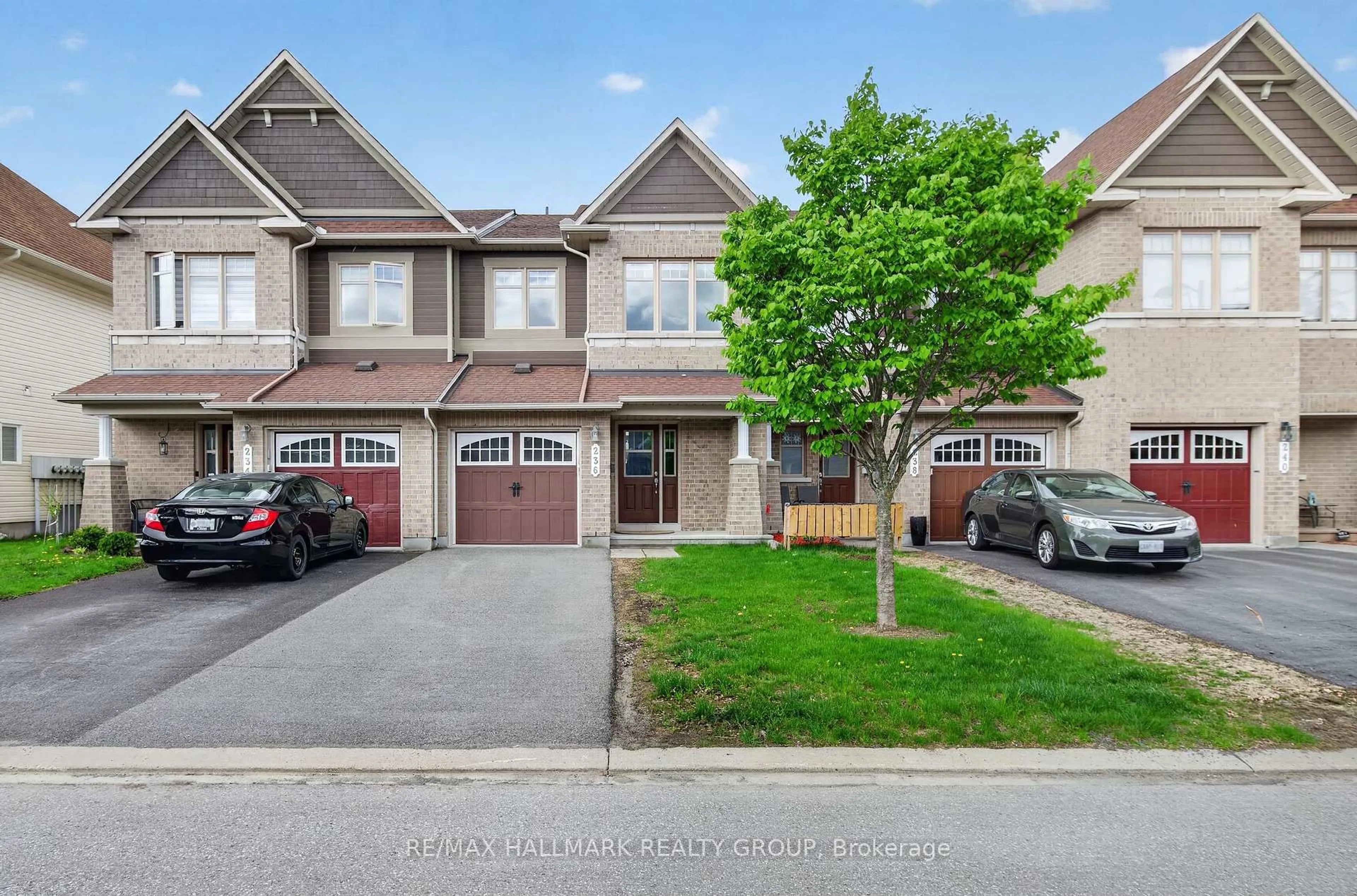 A pic from outside/outdoor area/front of a property/back of a property/a pic from drone, street for 236 Trailsedge Way, Ottawa Ontario K1W 0E8