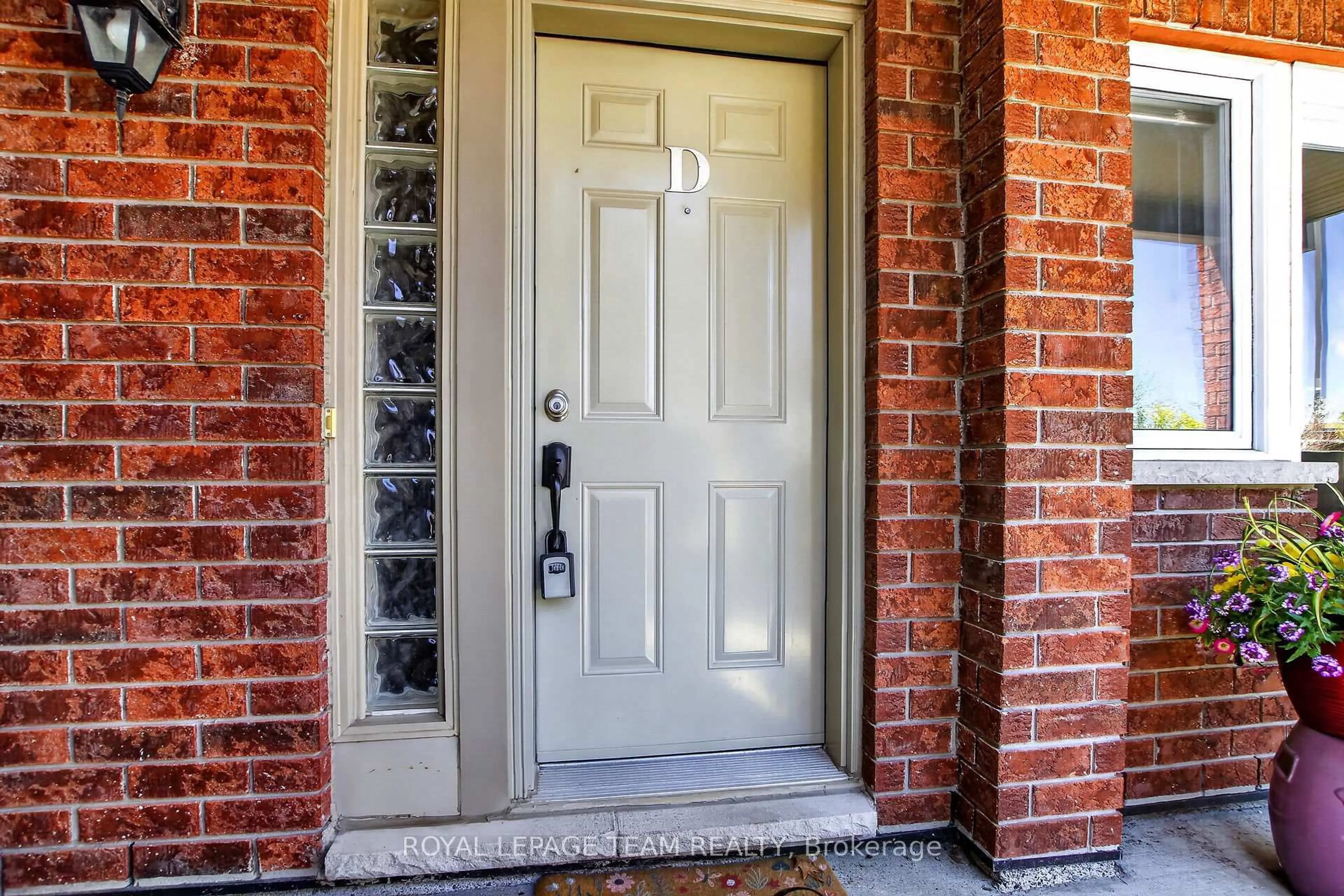 Indoor entryway for 165 Crestway Dr #D, Ottawa Ontario K2G 7C8