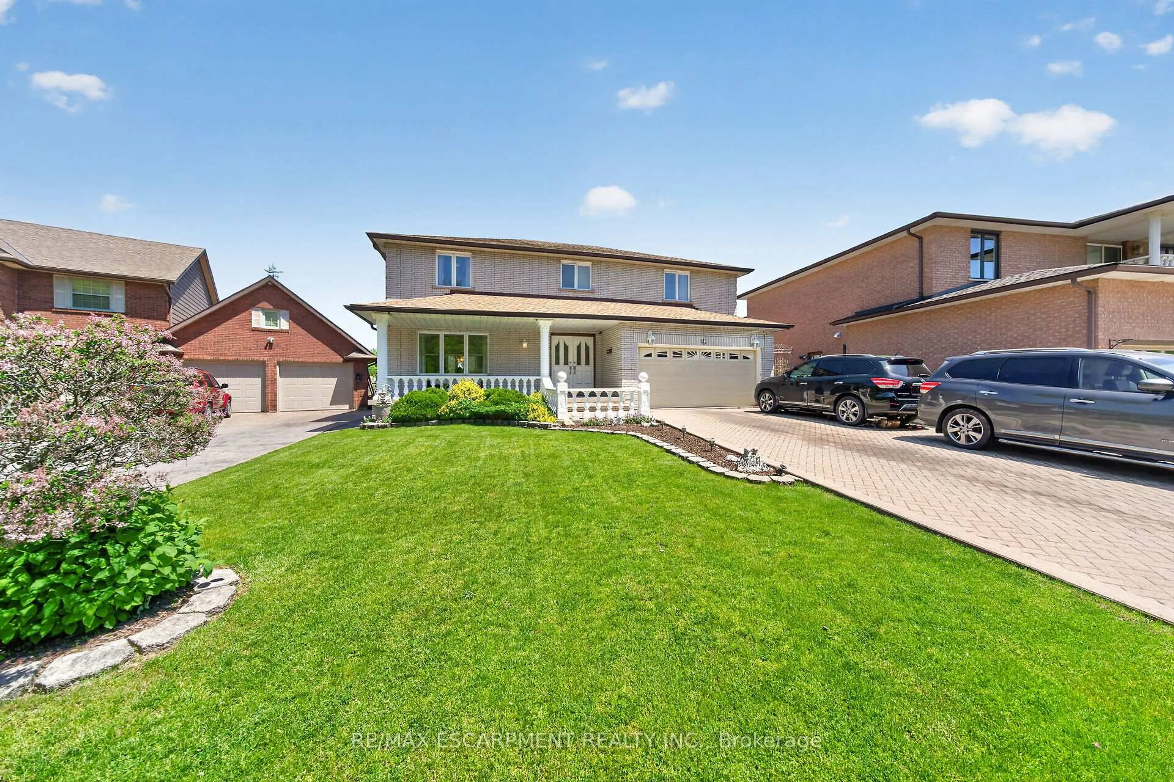 A pic from outside/outdoor area/front of a property/back of a property/a pic from drone, street for 10 Skye Crt, Hamilton Ontario L8G 4R6