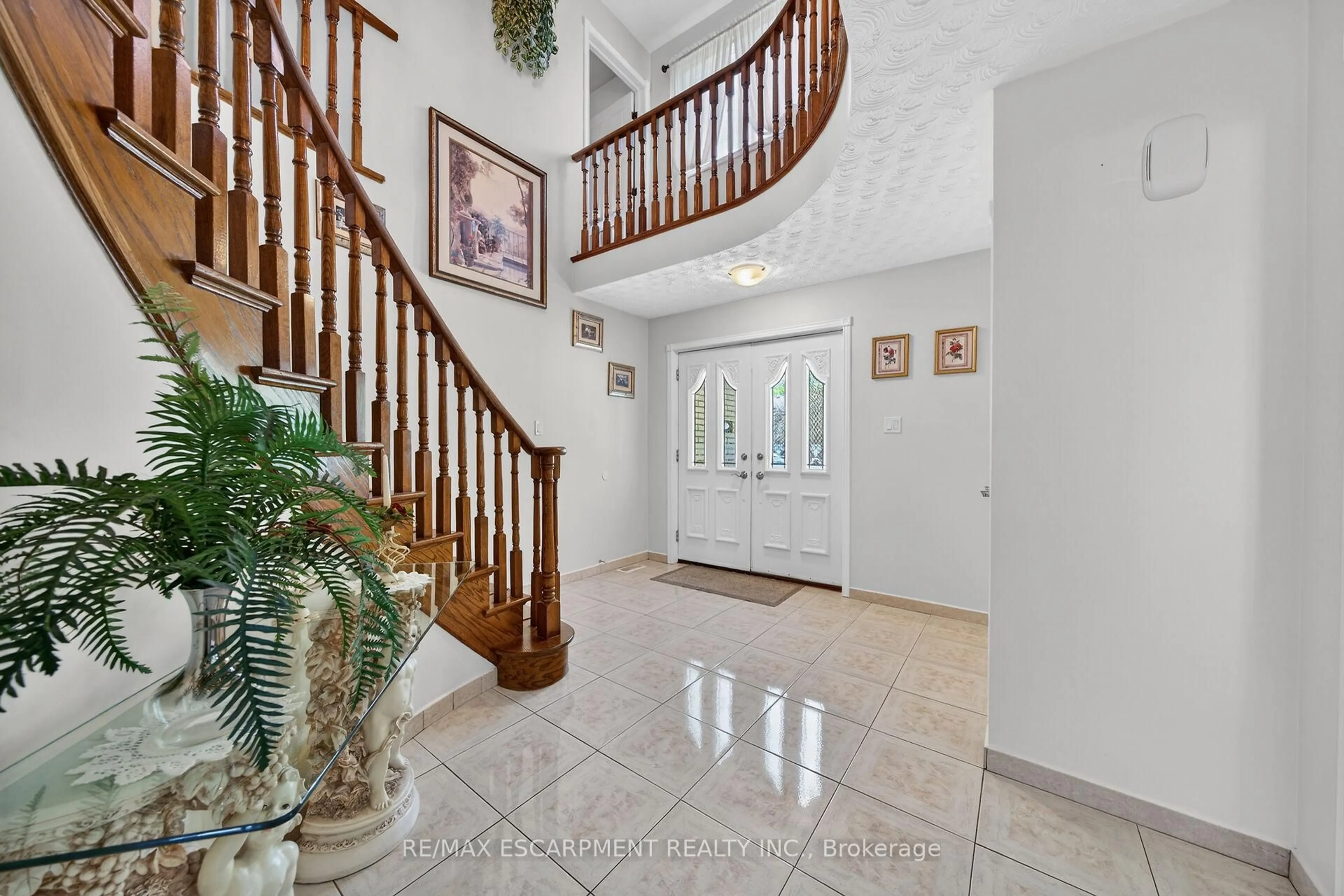 Indoor foyer for 10 Skye Crt, Hamilton Ontario L8G 4R6