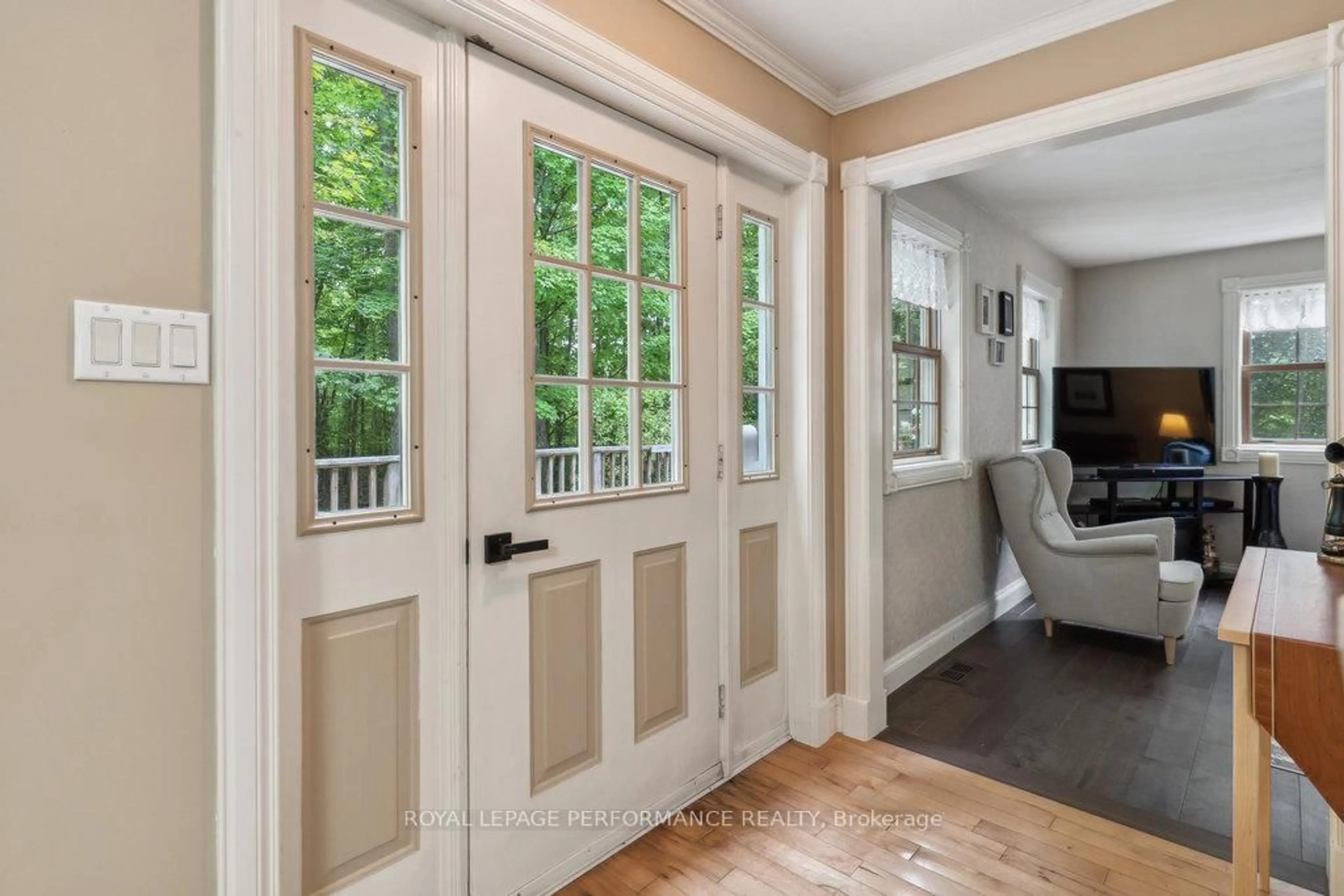 Indoor entryway for 622 Rideau River Rd, Merrickville Ontario K0G 1N0