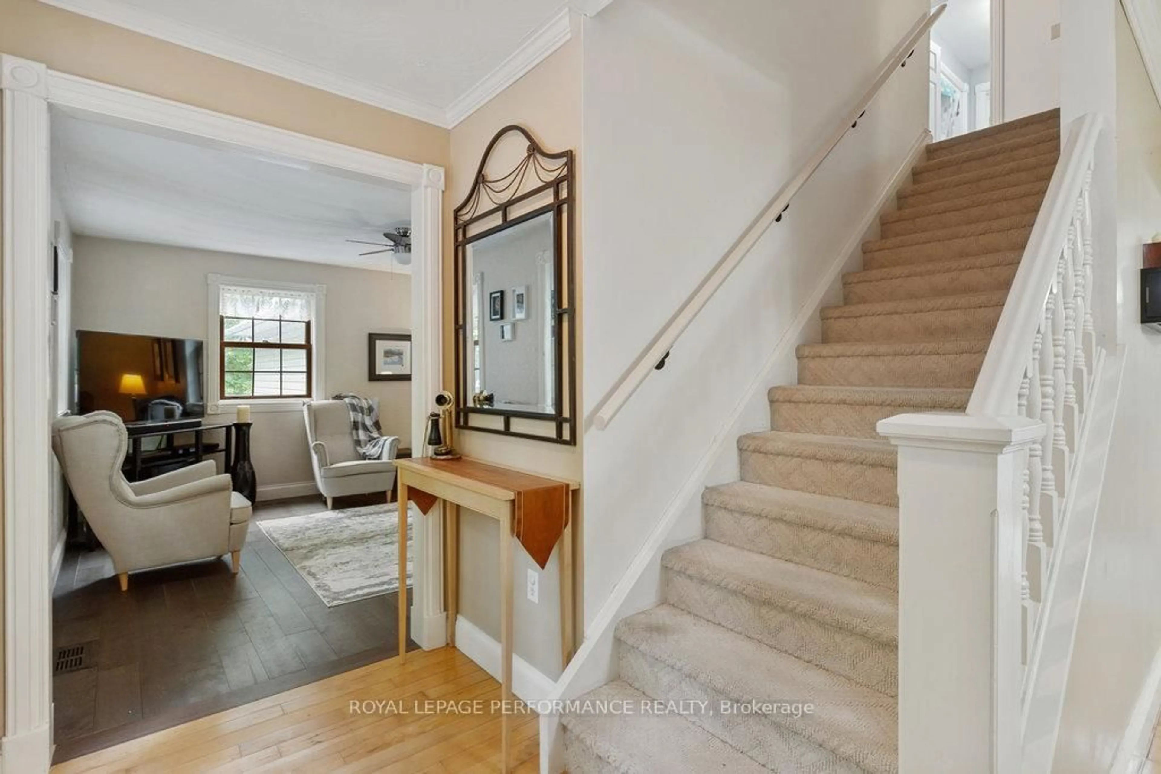 Indoor entryway for 622 Rideau River Rd, Merrickville Ontario K0G 1N0