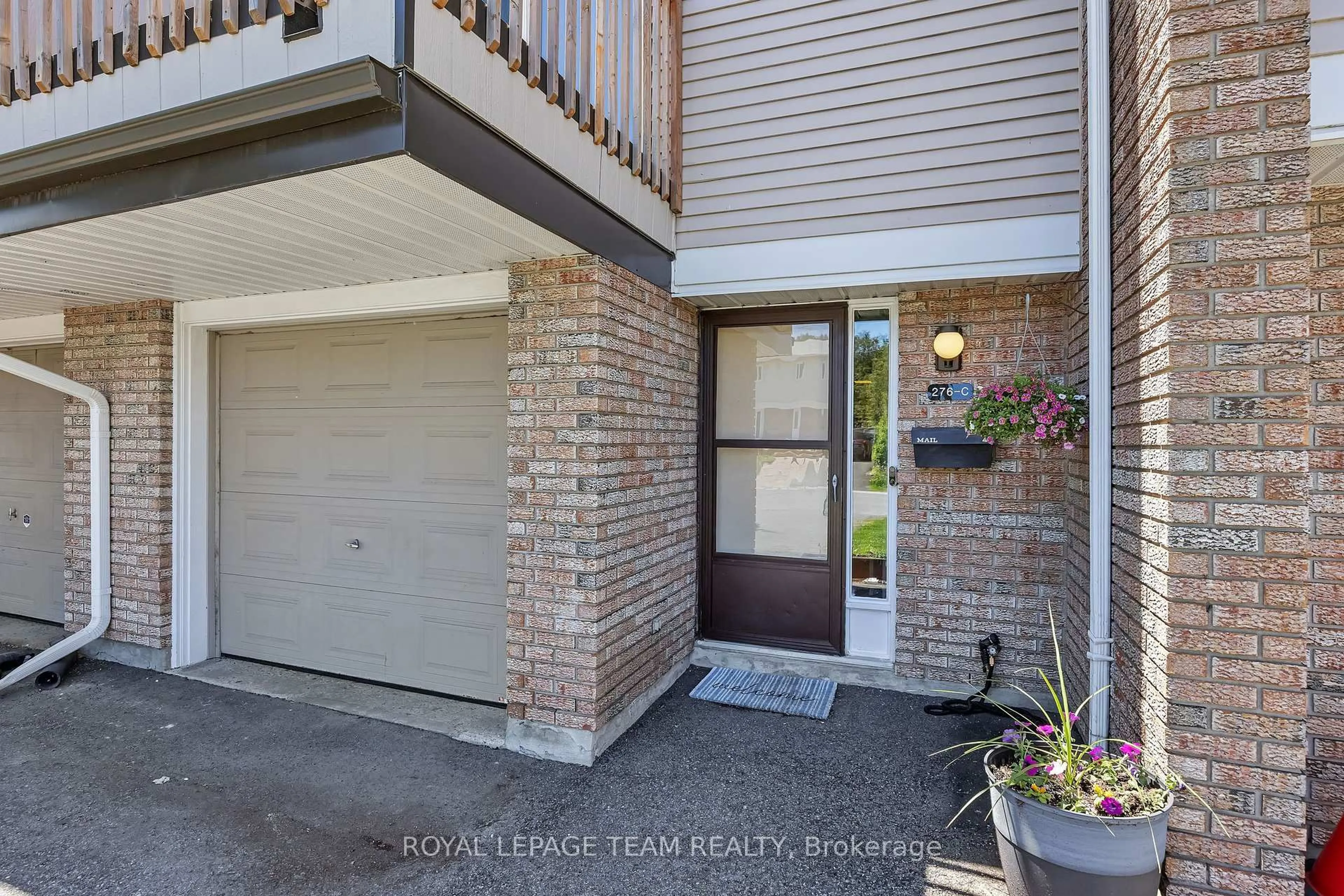 Indoor entryway for 276 Dalehurst Dr #C, Ottawa Ontario K2G 4J5