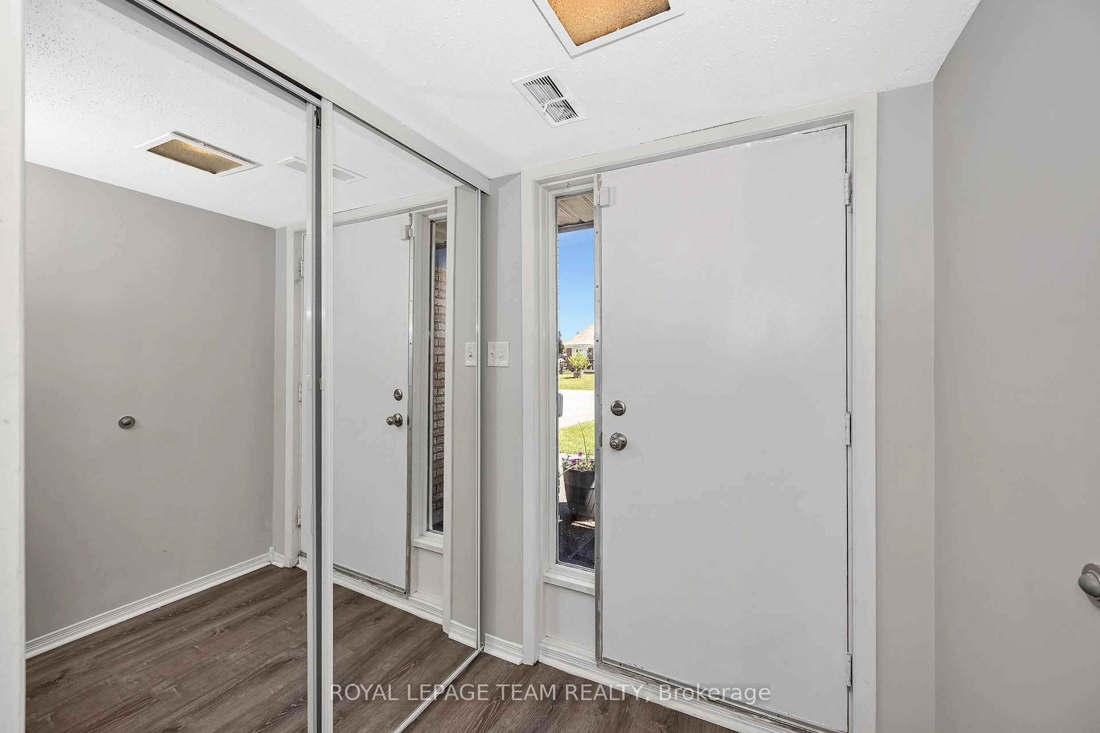 Indoor entryway for 276 Dalehurst Dr #C, Ottawa Ontario K2G 4J5
