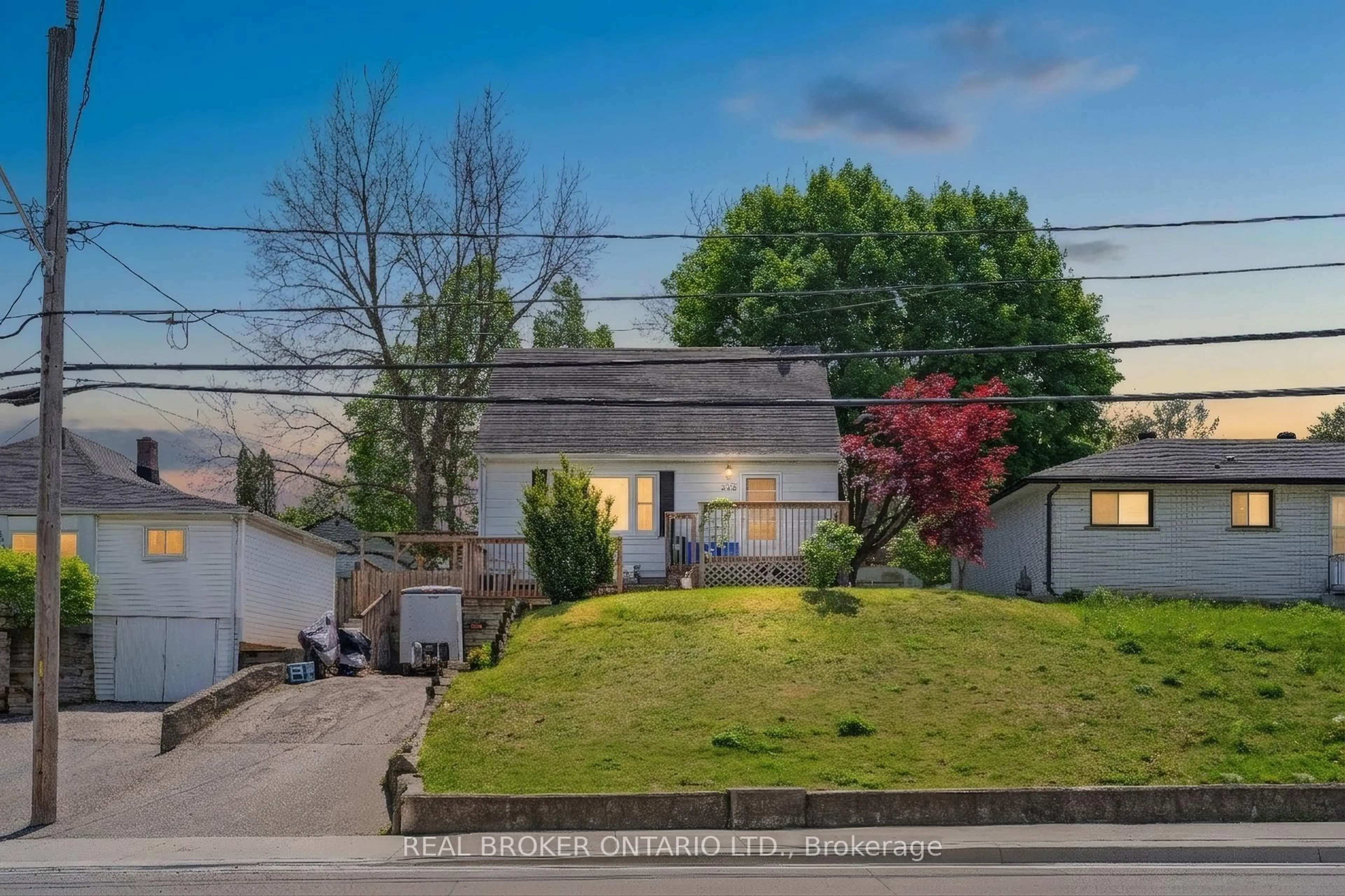 A pic from outside/outdoor area/front of a property/back of a property/a pic from drone, street for 222 Park Row, Woodstock Ontario N4S 1W2