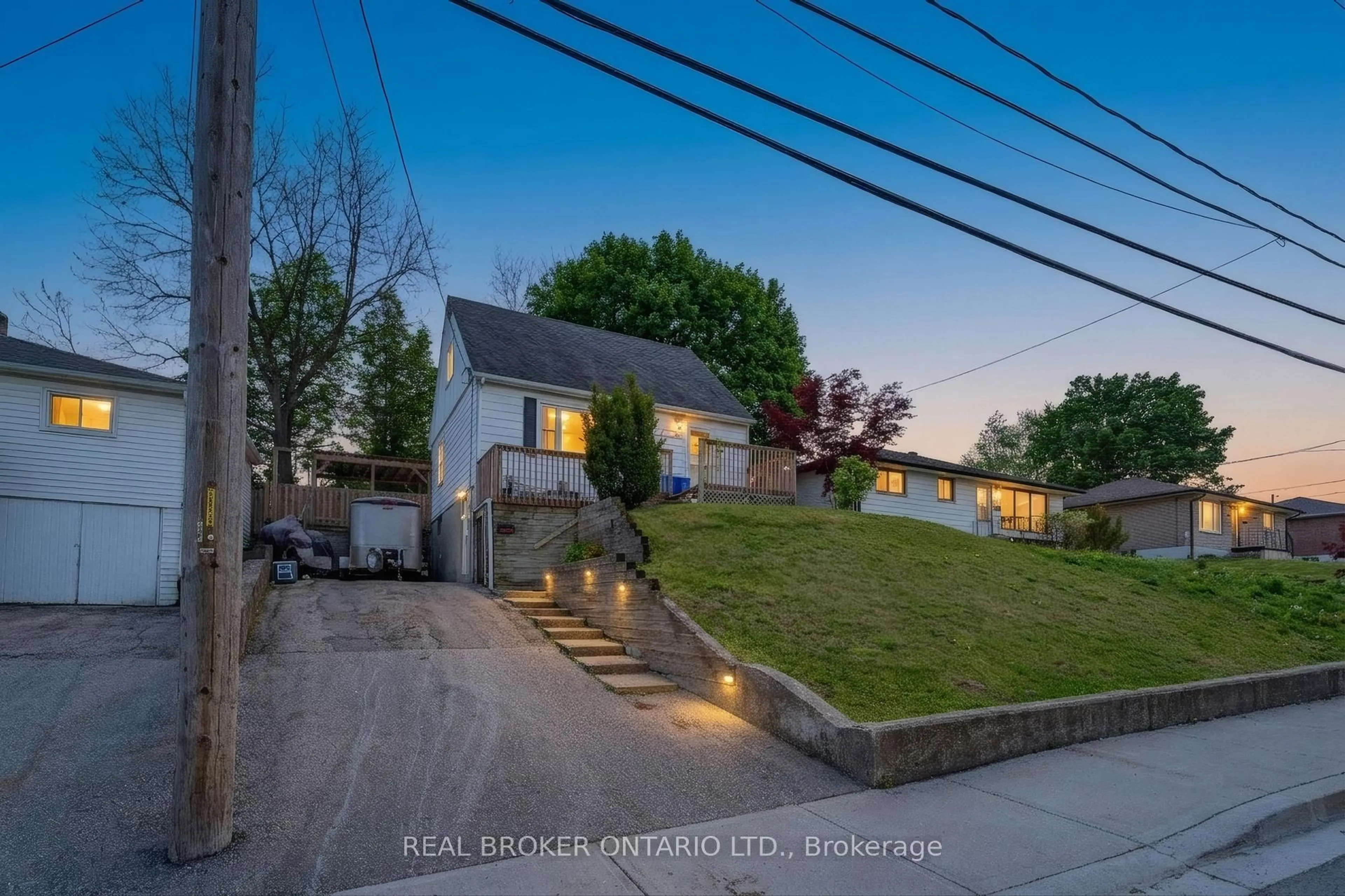 A pic from outside/outdoor area/front of a property/back of a property/a pic from drone, street for 222 Park Row, Woodstock Ontario N4S 1W2