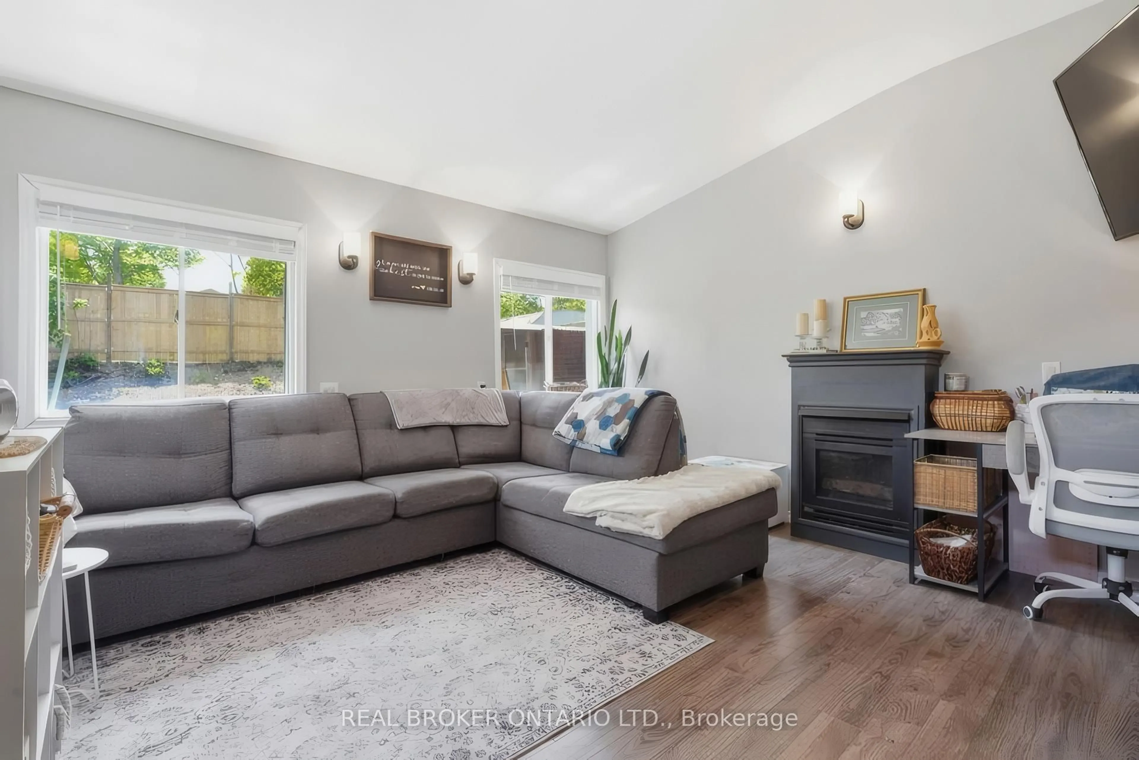 Living room with furniture, unknown for 222 Park Row, Woodstock Ontario N4S 1W2