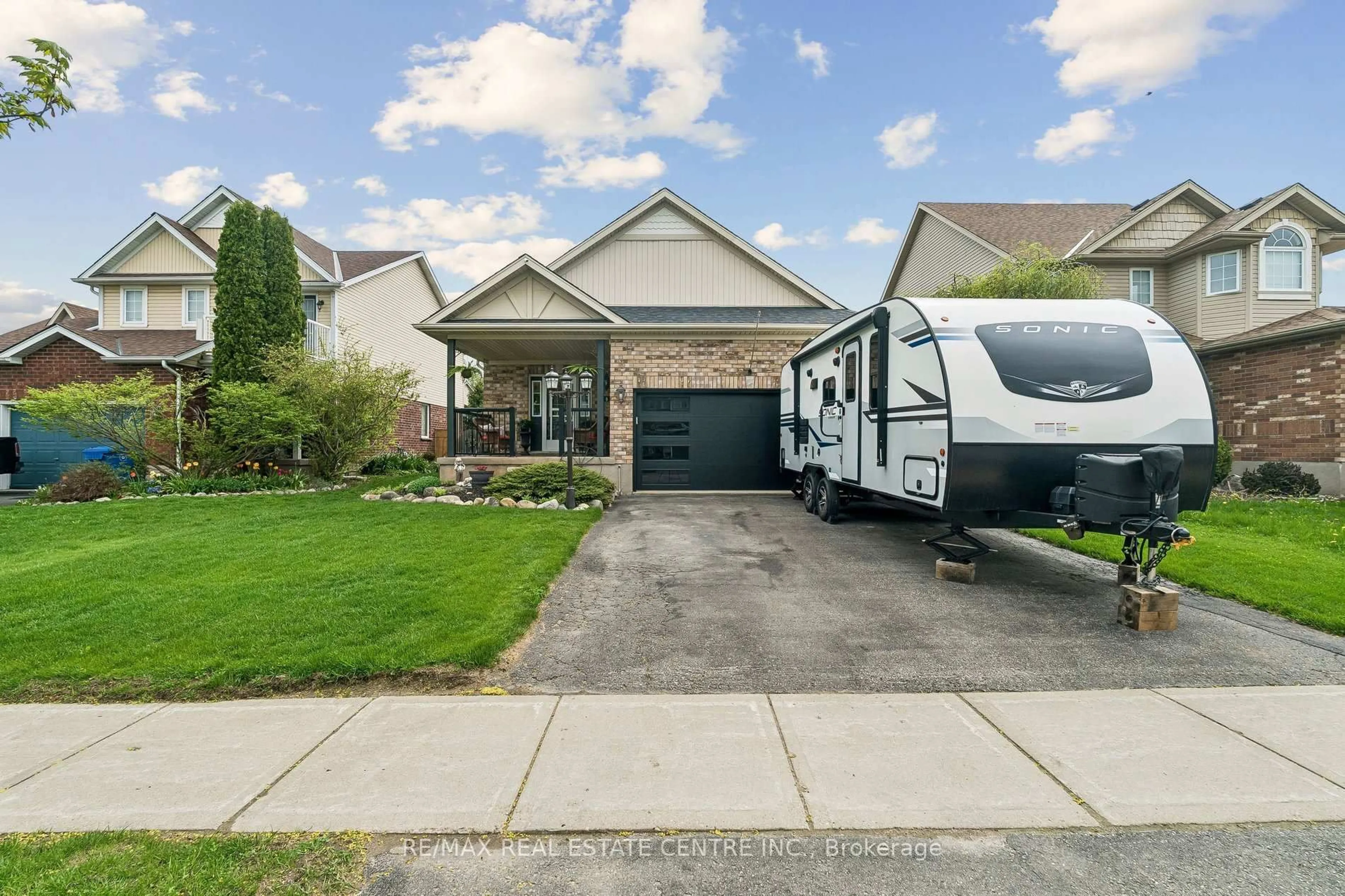 Home with vinyl exterior material, street for 704 Russell Crt, Shelburne Ontario L9V 3P4