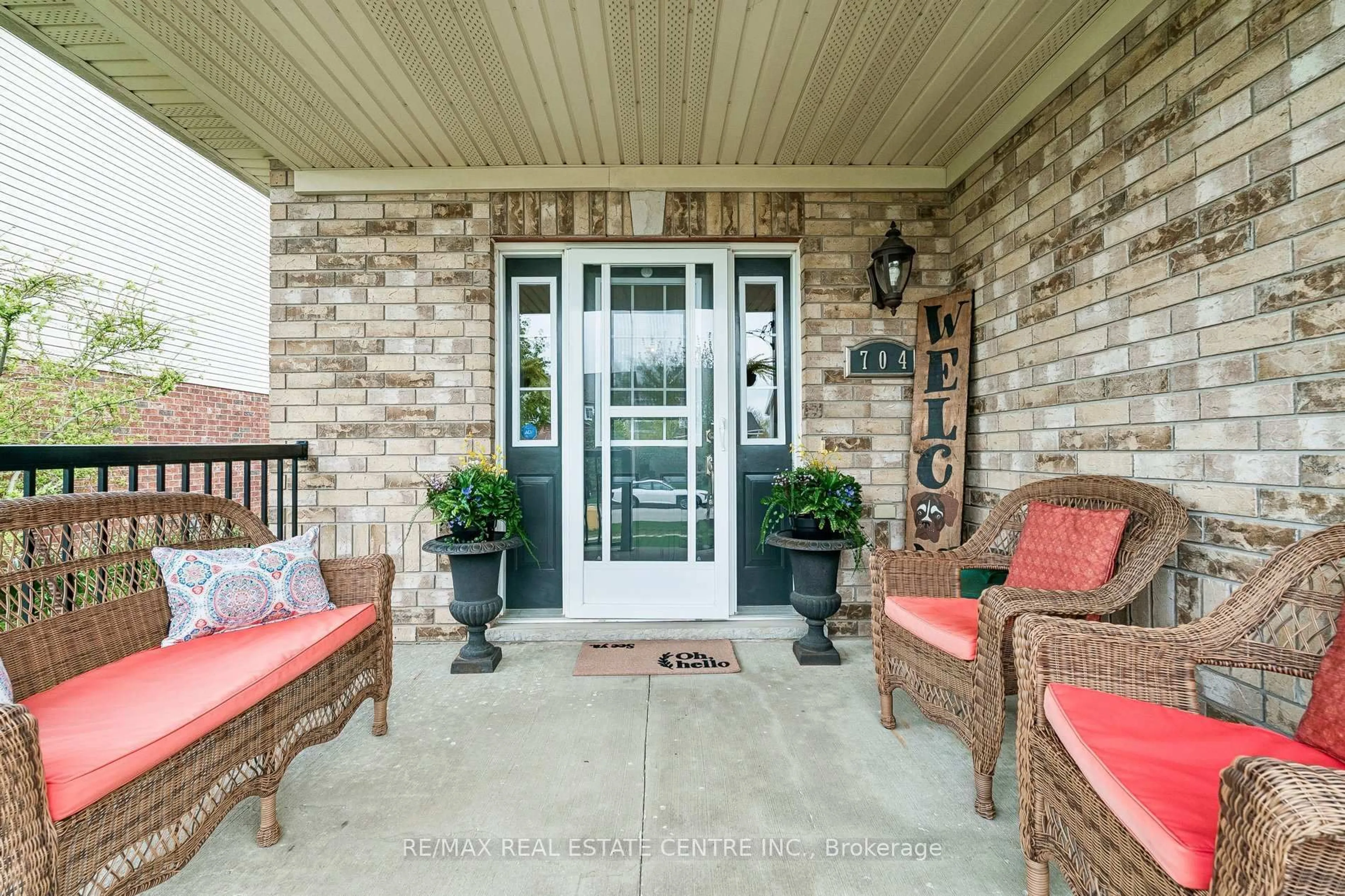 Indoor entryway for 704 Russell Crt, Shelburne Ontario L9V 3P4