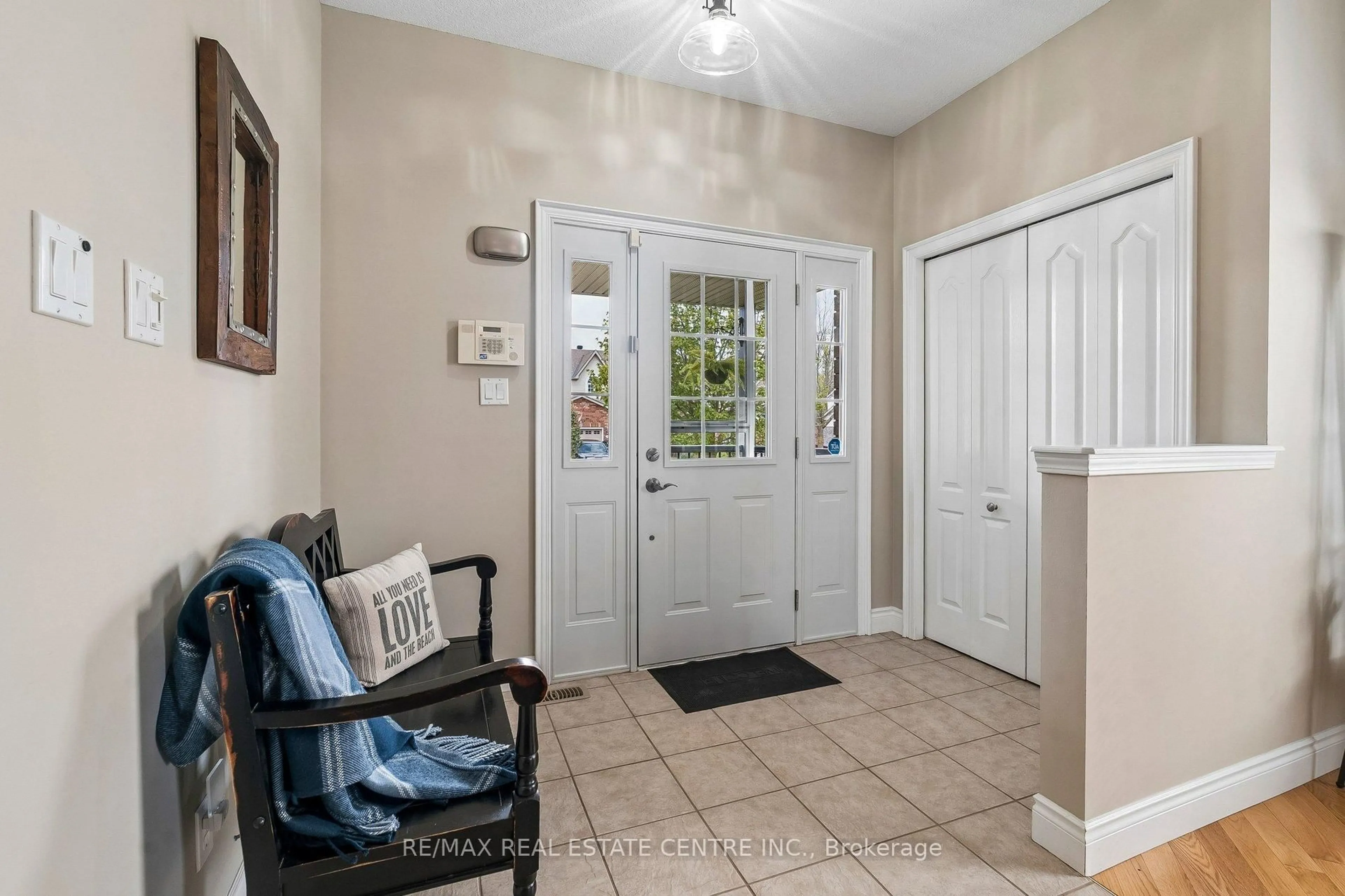 Indoor entryway for 704 Russell Crt, Shelburne Ontario L9V 3P4