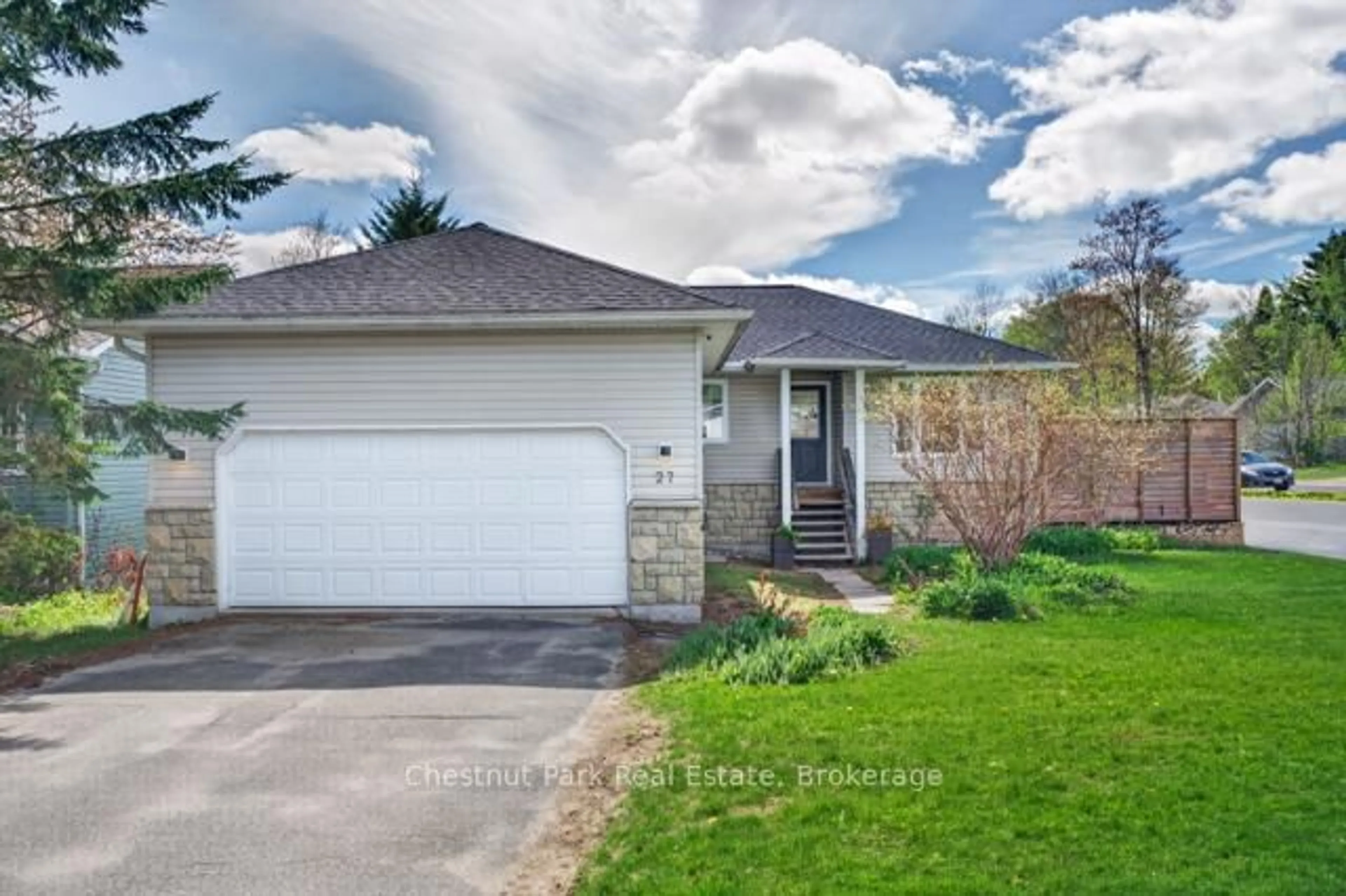 Home with vinyl exterior material, street for 27 Walter St, Huntsville Ontario P1H 1W2