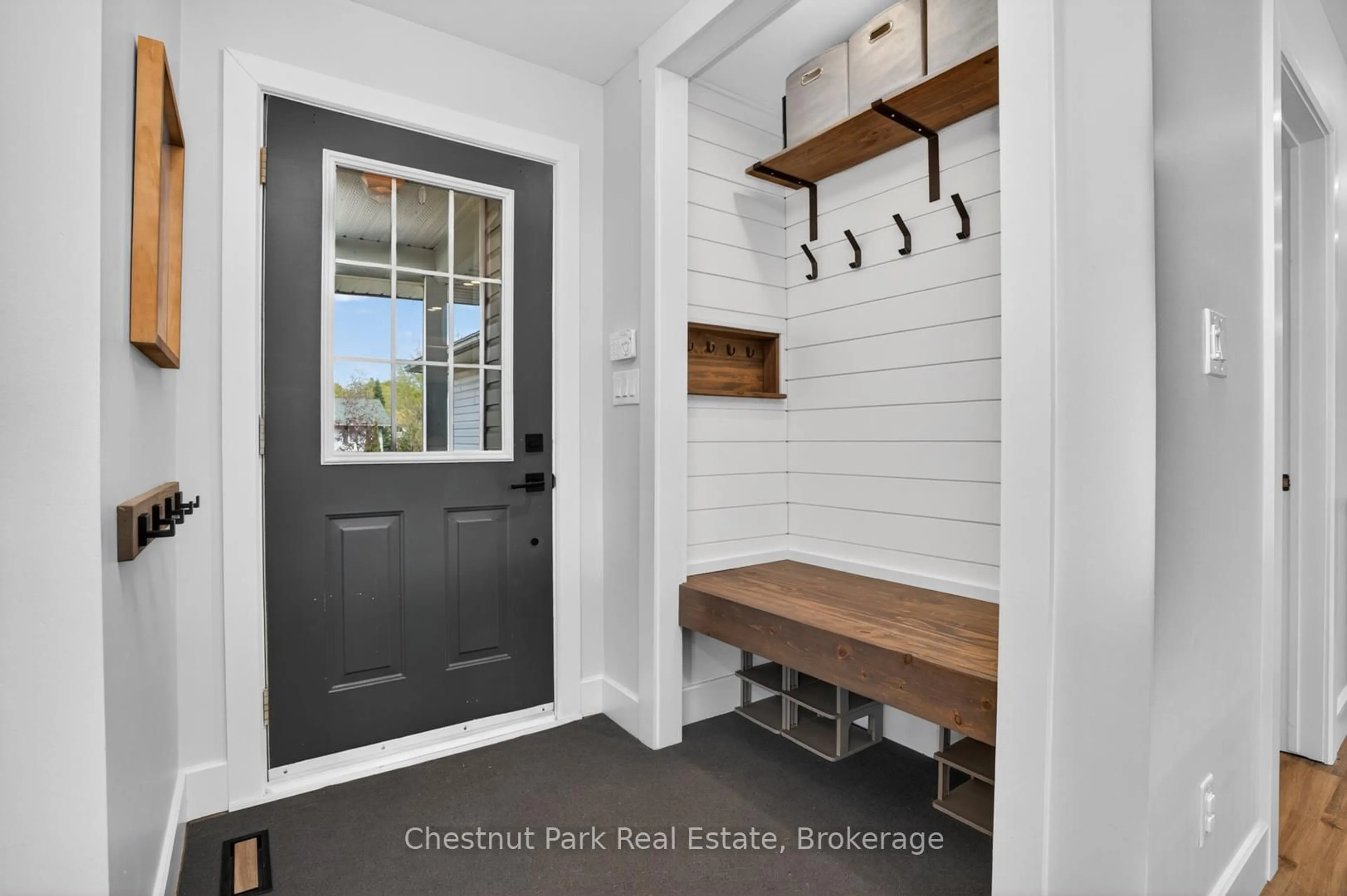 Indoor entryway for 27 Walter St, Huntsville Ontario P1H 1W2