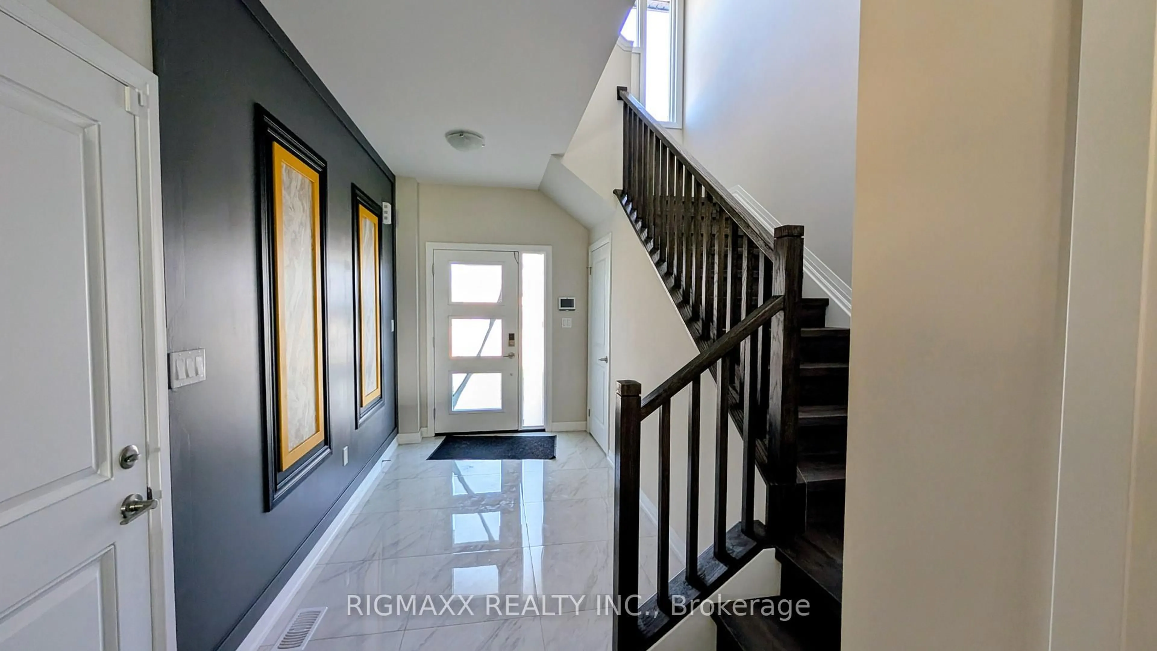 Indoor foyer for 1015 Alliston Ave, Fort Erie Ontario L2A 0H3