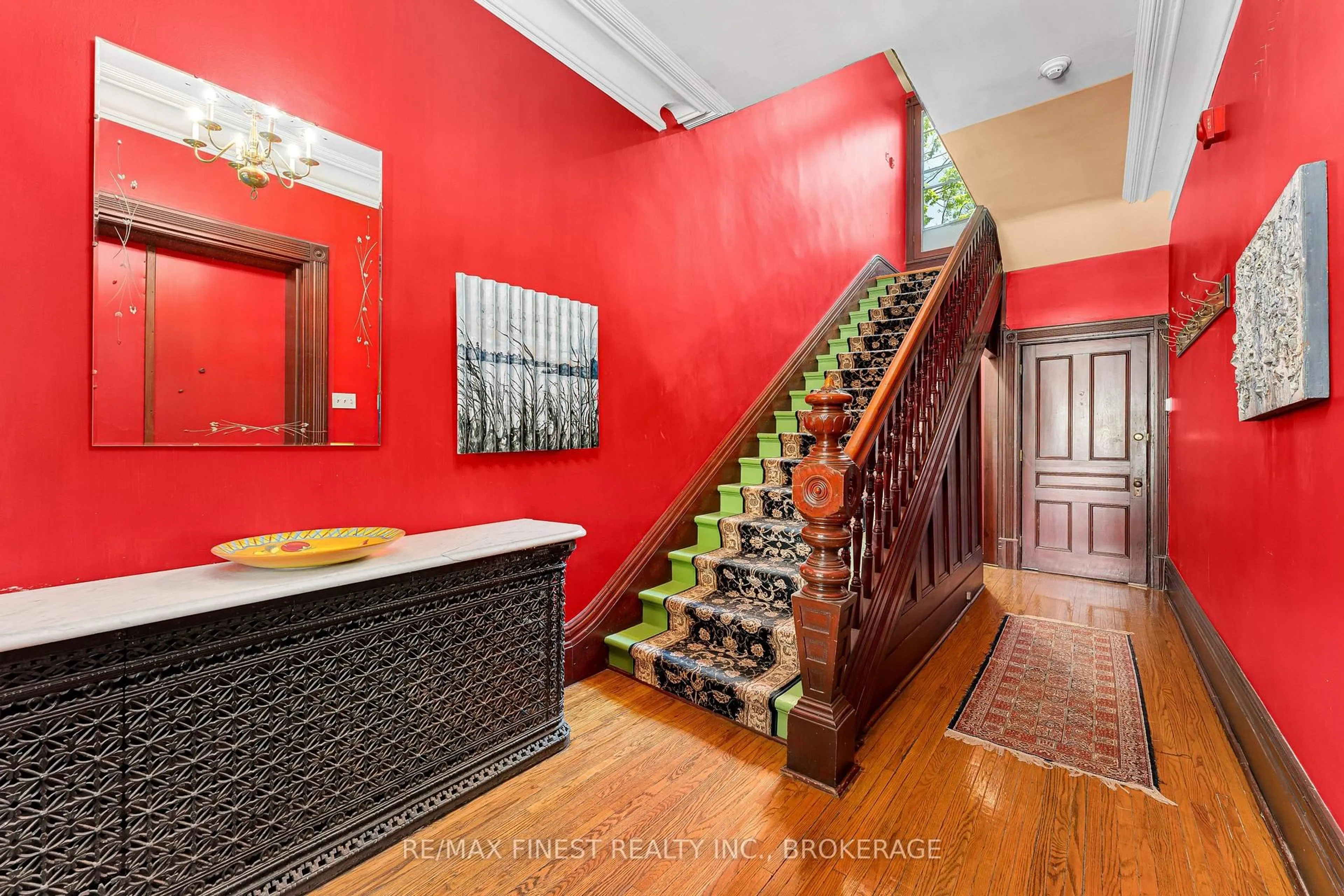 Indoor foyer for 25 Colborne St, Kingston Ontario K7K 1C5