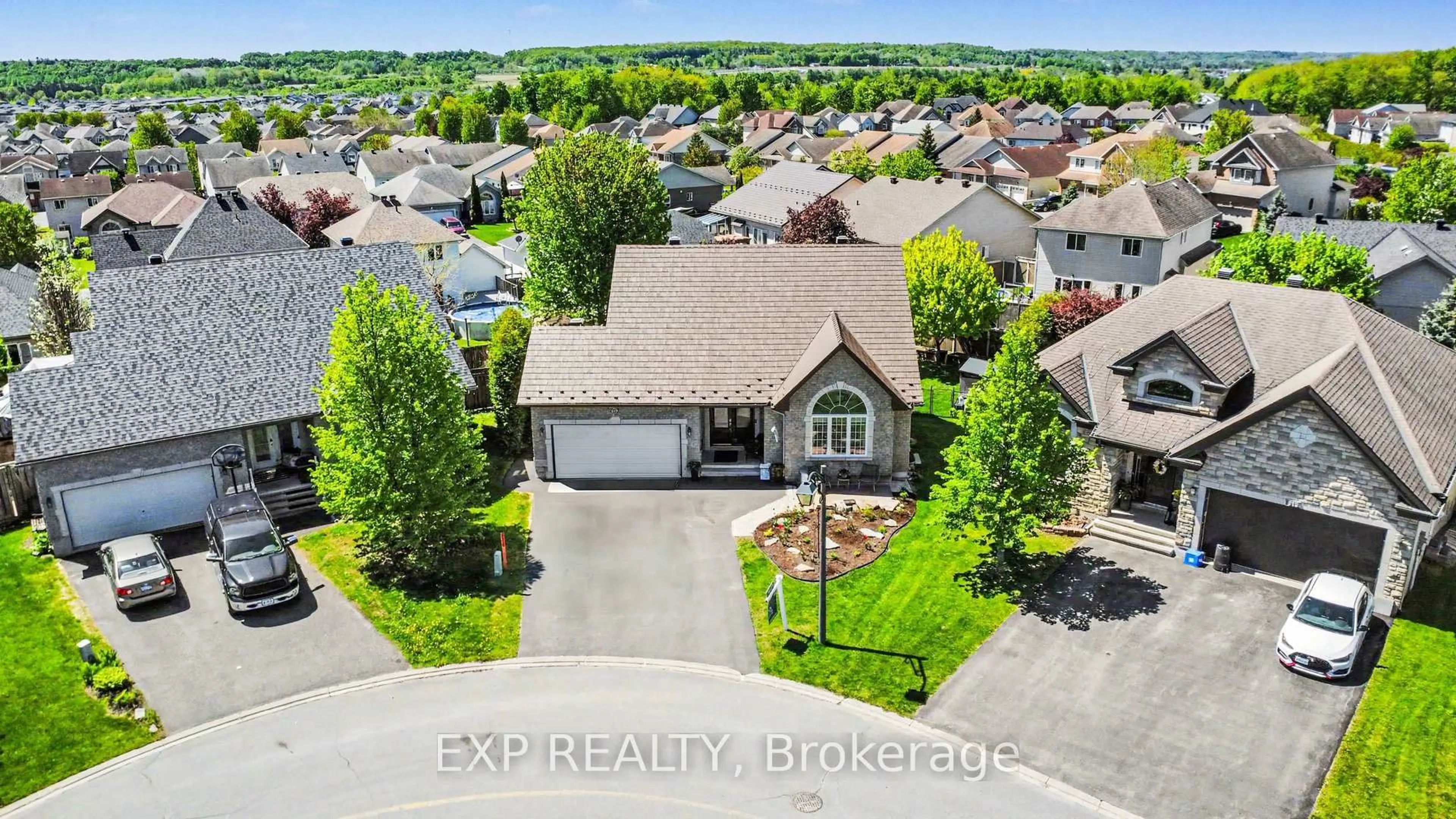 A pic from outside/outdoor area/front of a property/back of a property/a pic from drone, street for 217 Jasper Cres, Clarence-Rockland Ontario K4K 0A3