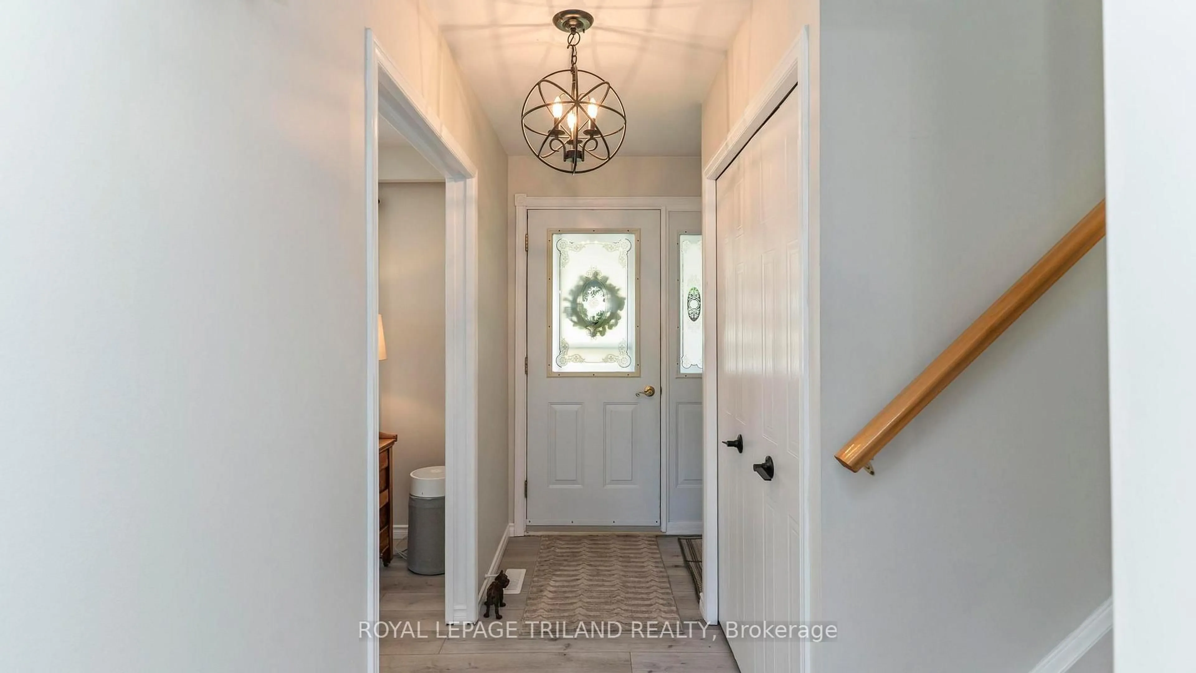 Indoor entryway for 7 Stirling Cres, St. Thomas Ontario N5P 3R4