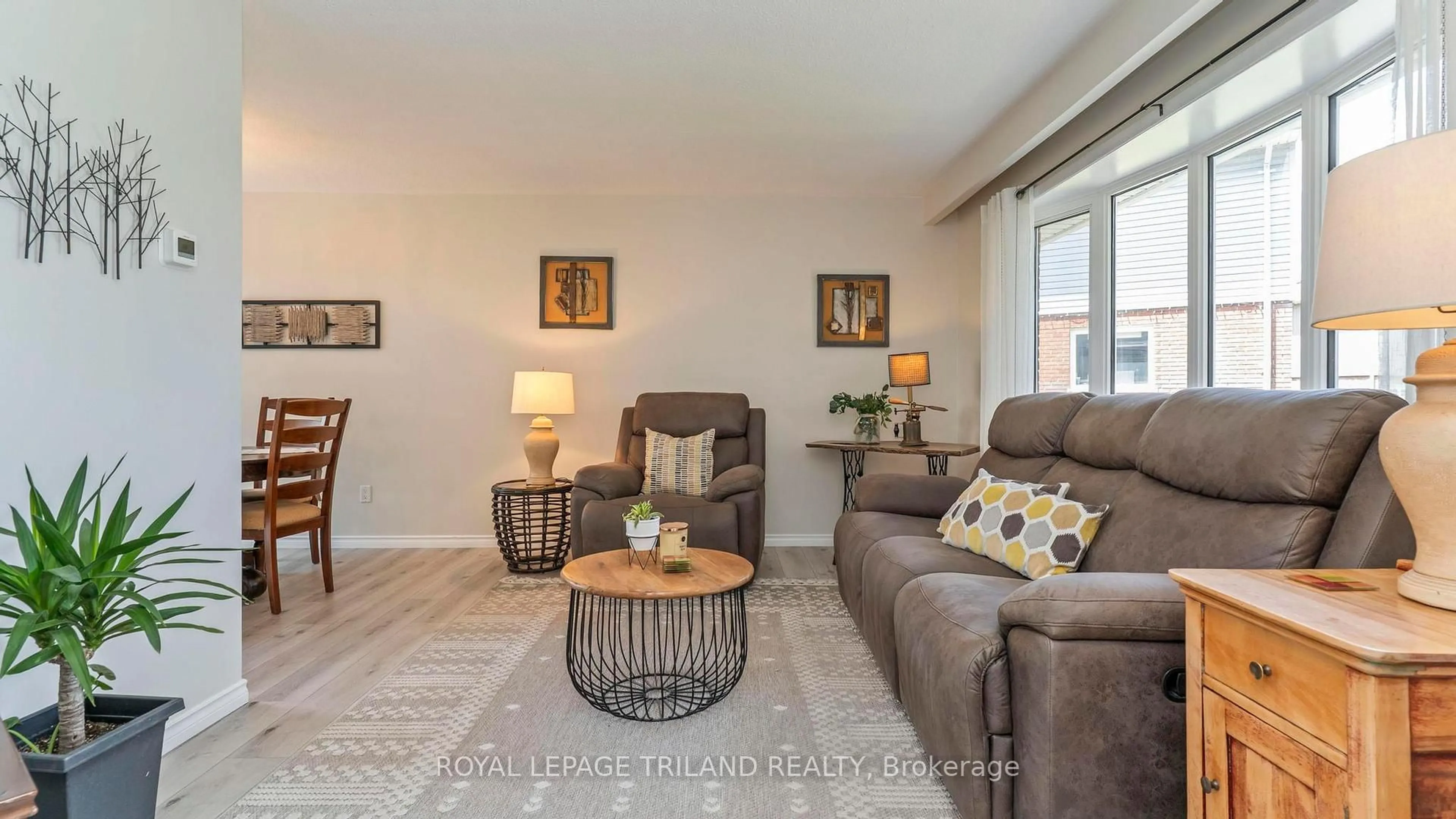 Living room with furniture, unknown for 7 Stirling Cres, St. Thomas Ontario N5P 3R4