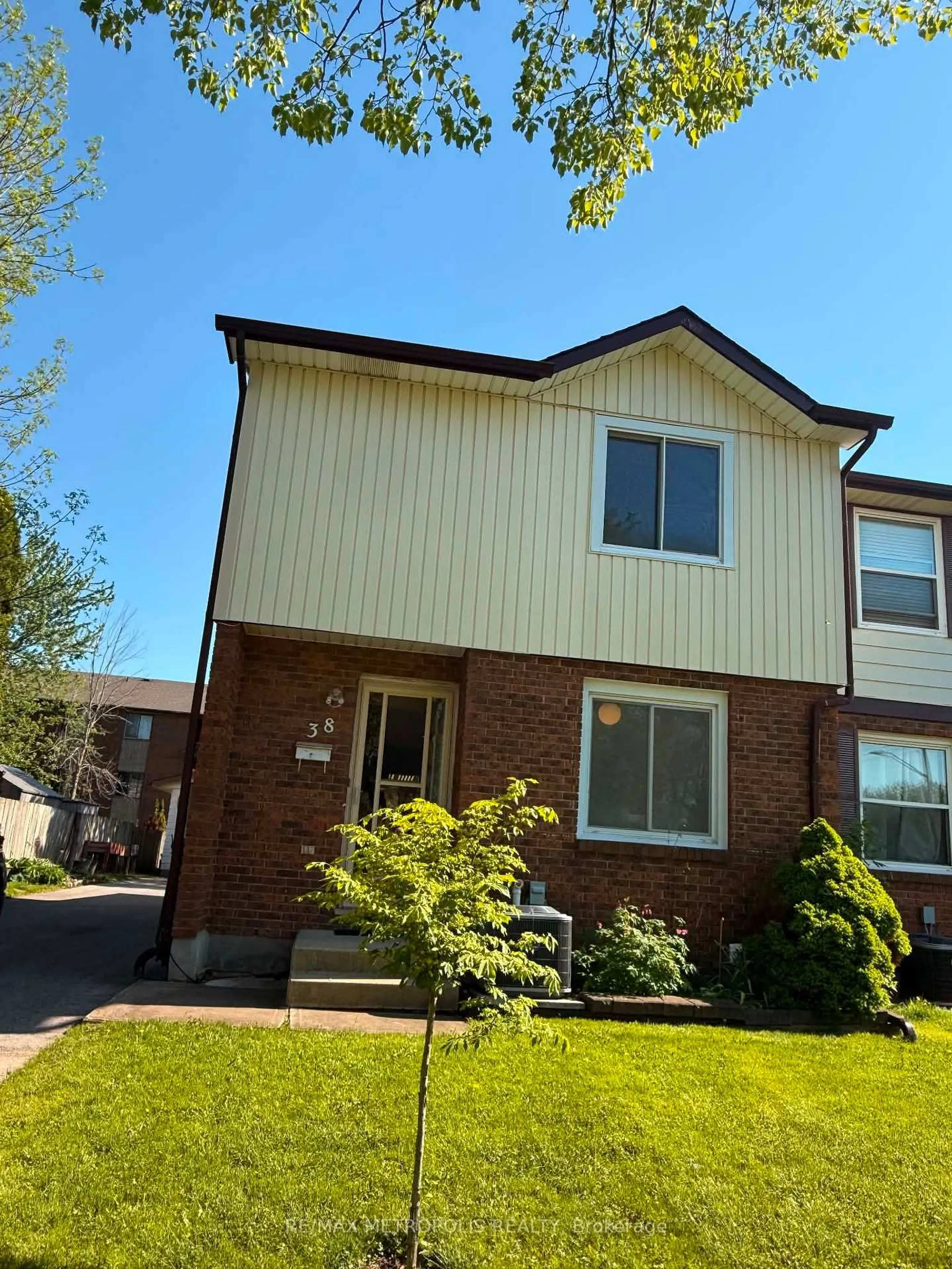 Home with brick exterior material, street for 38 Dougherty Cres, Welland Ontario L3C 6A1