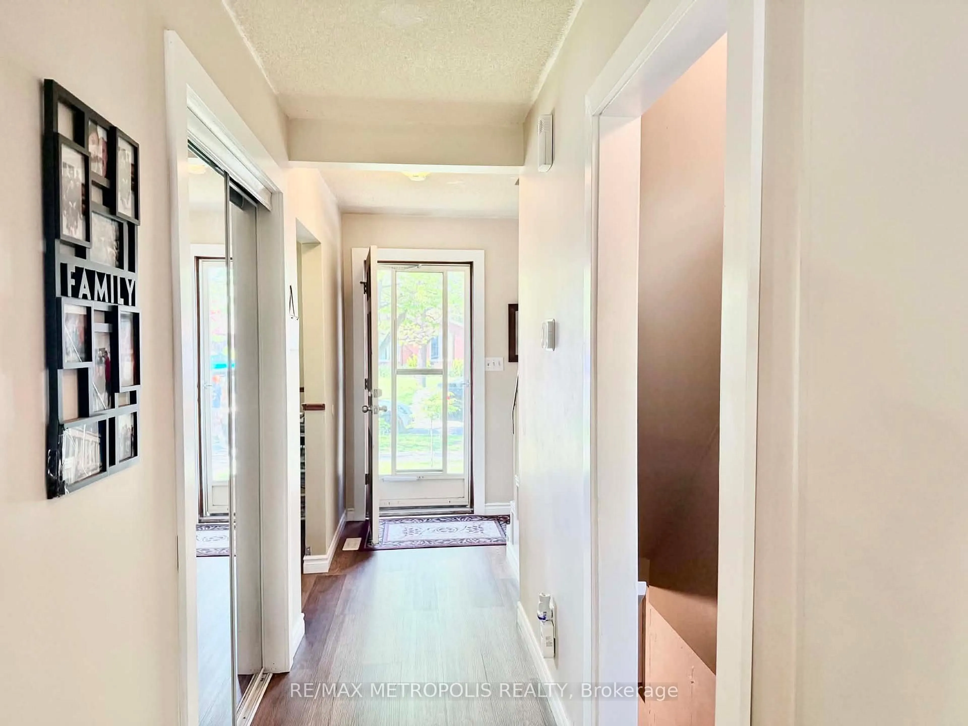 Indoor entryway for 38 Dougherty Cres, Welland Ontario L3C 6A1