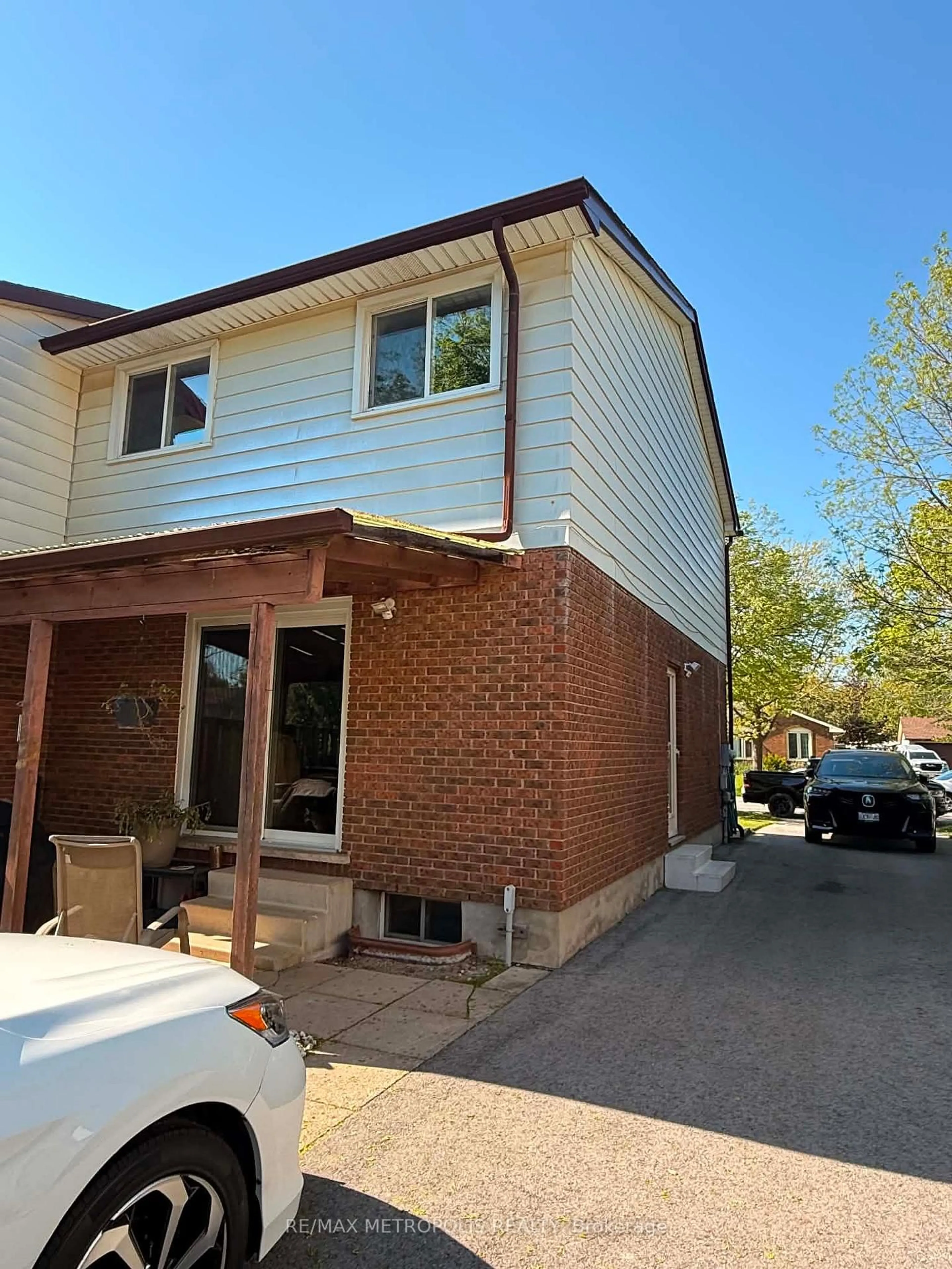 Home with brick exterior material, street for 38 Dougherty Cres, Welland Ontario L3C 6A1