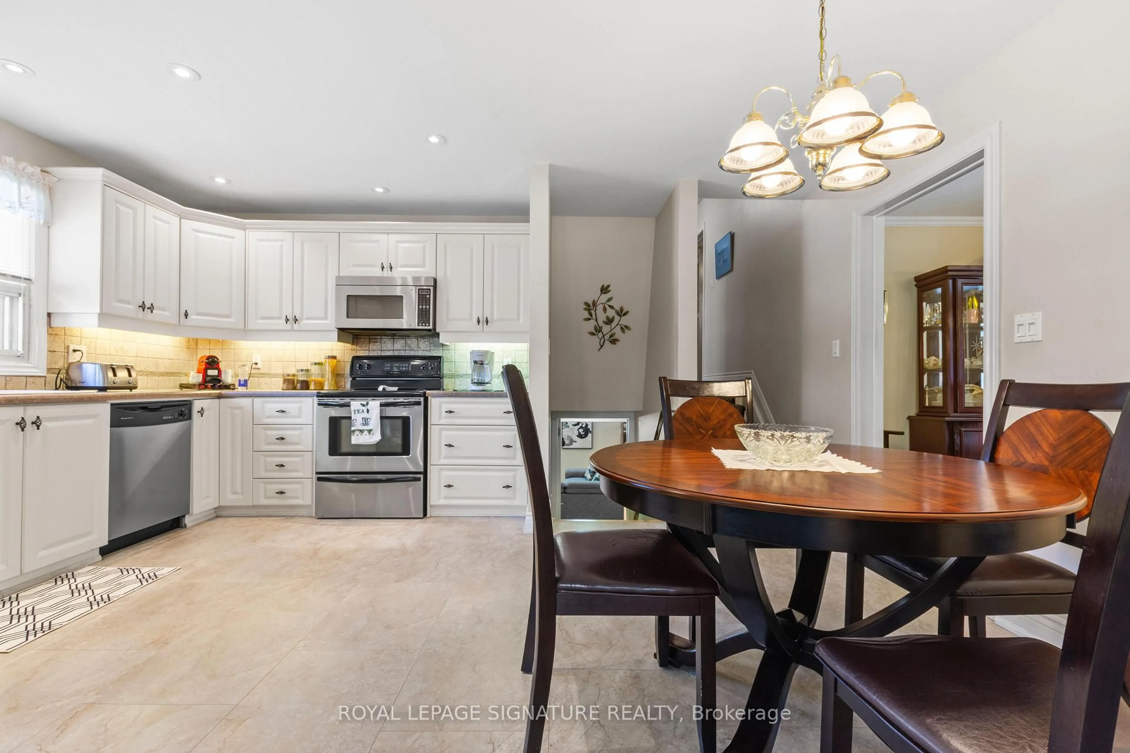 Open concept kitchen, ceramic/tile floor for 58 Centennial Pkwy, Hamilton Ontario L8G 2C5