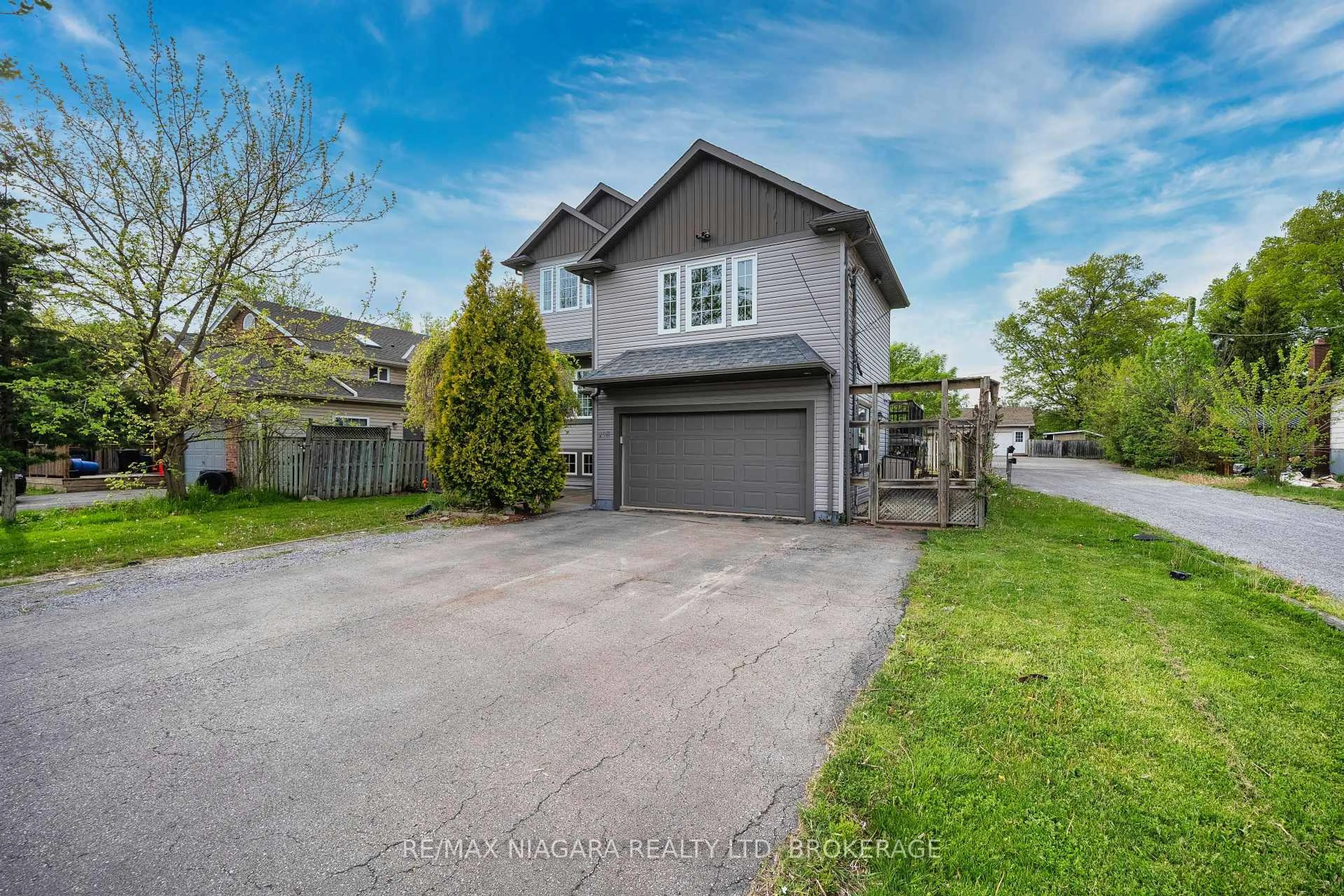 A pic from outside/outdoor area/front of a property/back of a property/a pic from drone, street for 178 Rykert St, St. Catharines Ontario L2S 2B7