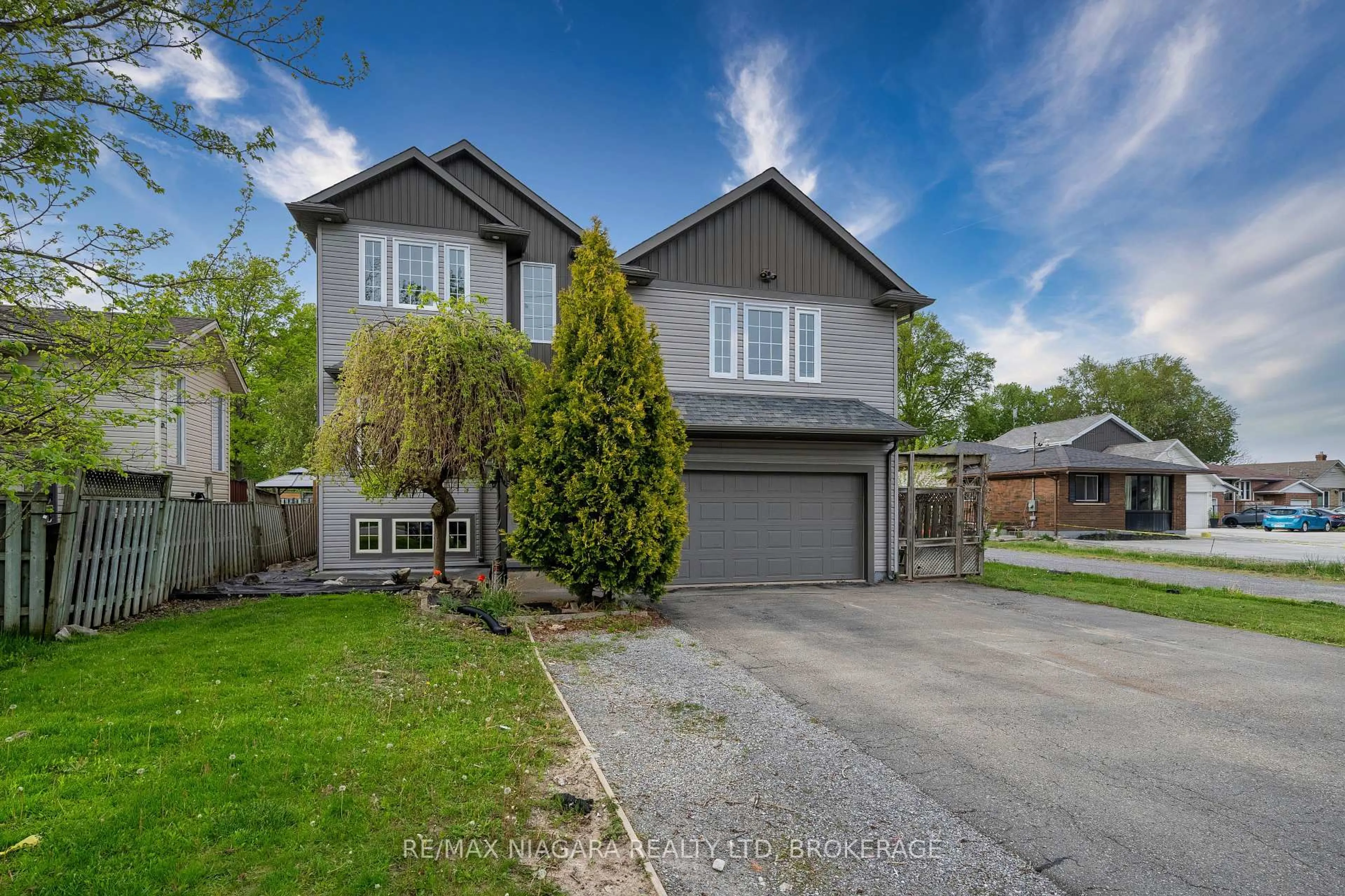 A pic from outside/outdoor area/front of a property/back of a property/a pic from drone, street for 178 Rykert St, St. Catharines Ontario L2S 2B7