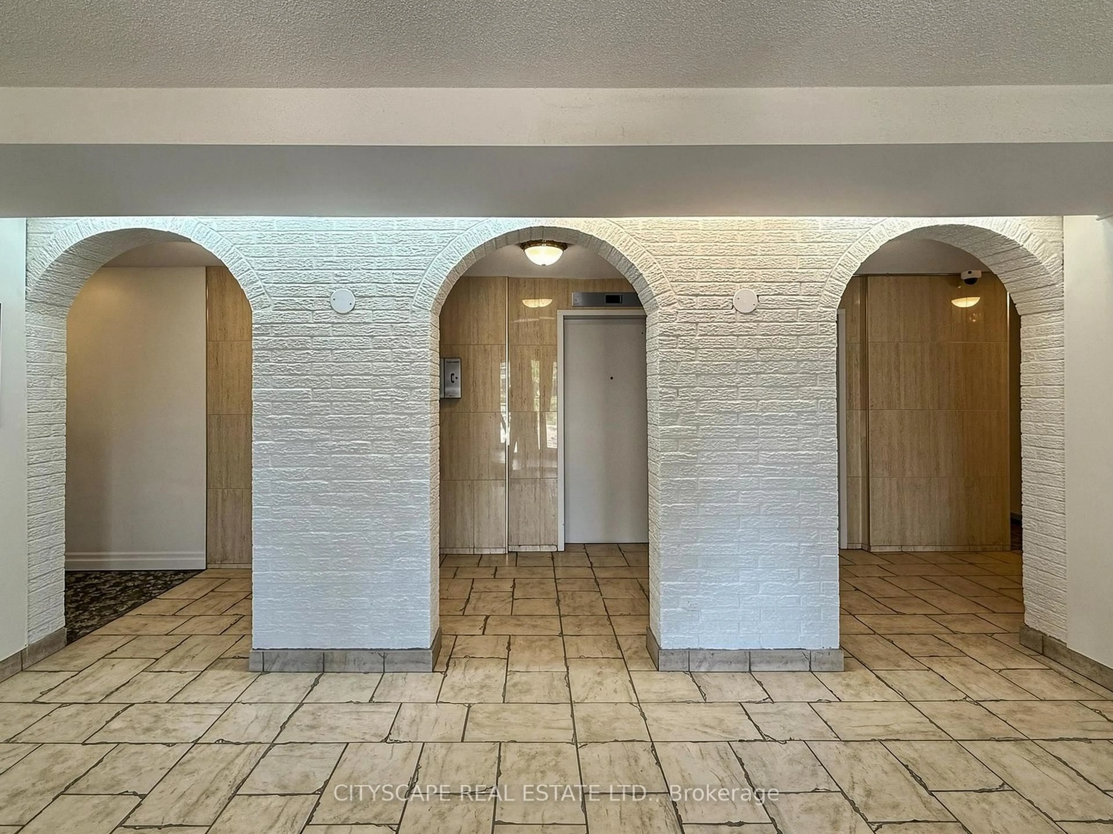 Indoor foyer for 851 Queenston Rd #708, Hamilton Ontario L8G 1B4