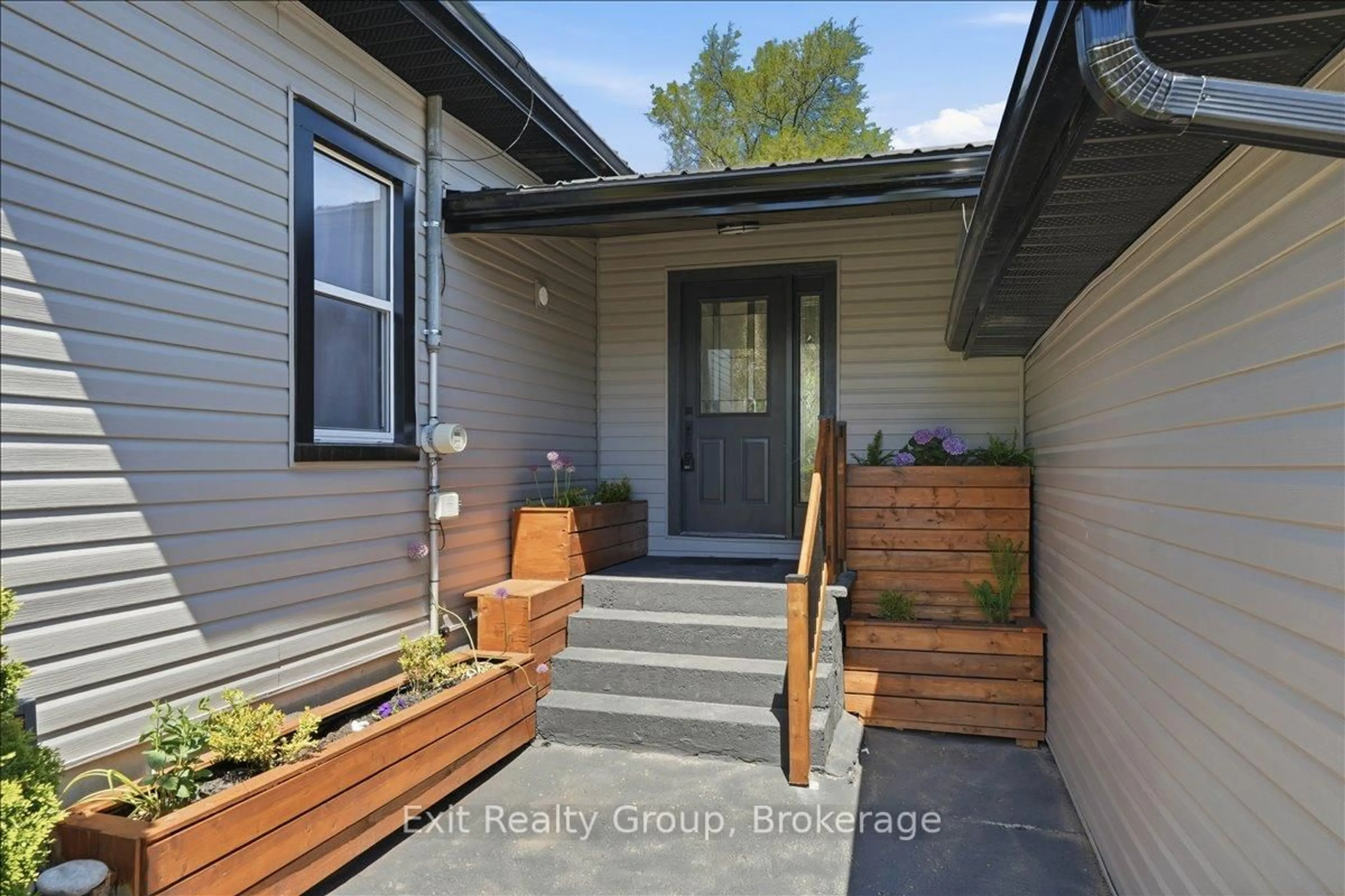 Indoor entryway for 24 Wilkins St, Belleville Ontario K8P 1P1