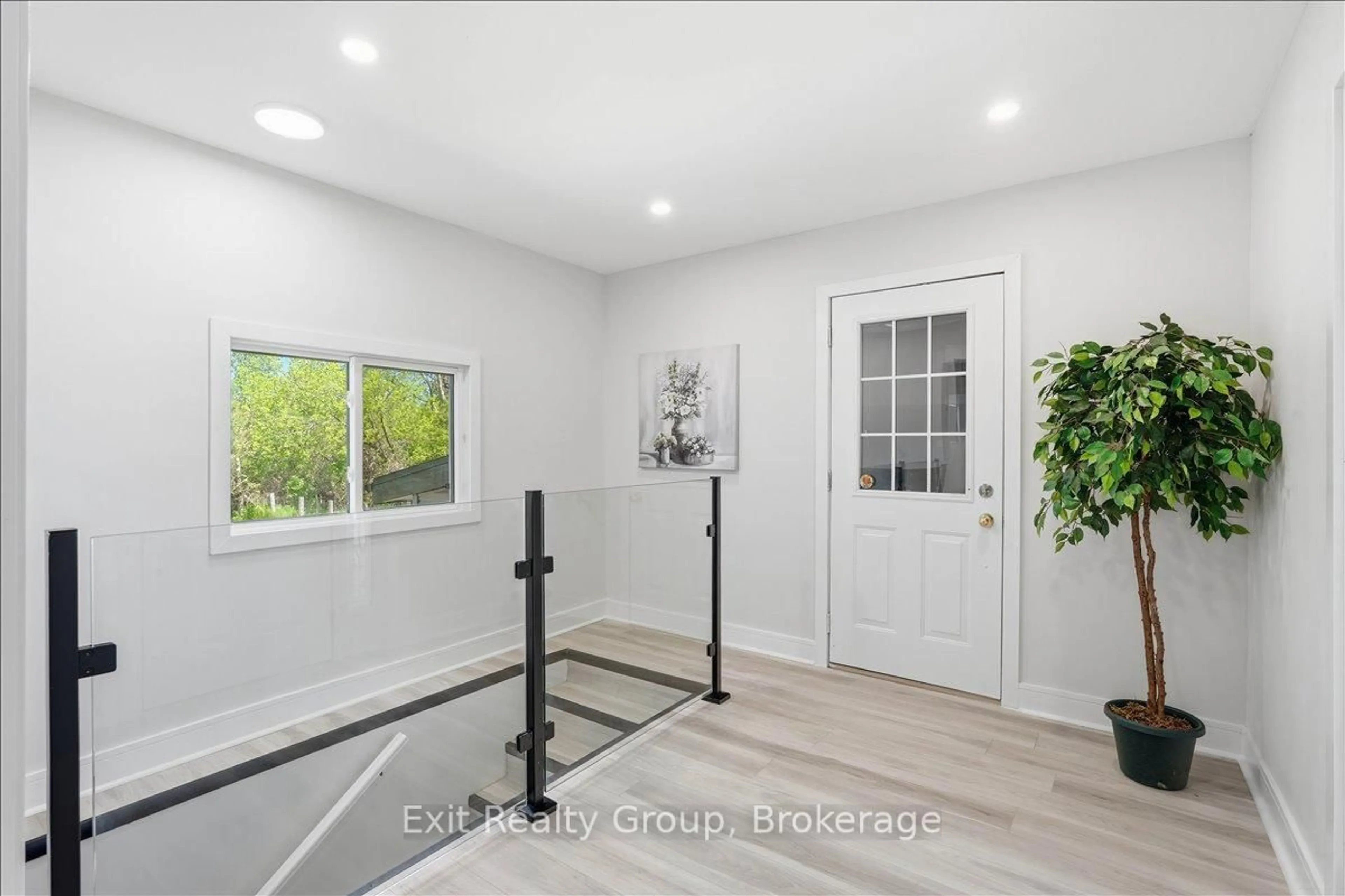 Indoor entryway for 24 Wilkins St, Belleville Ontario K8P 1P1