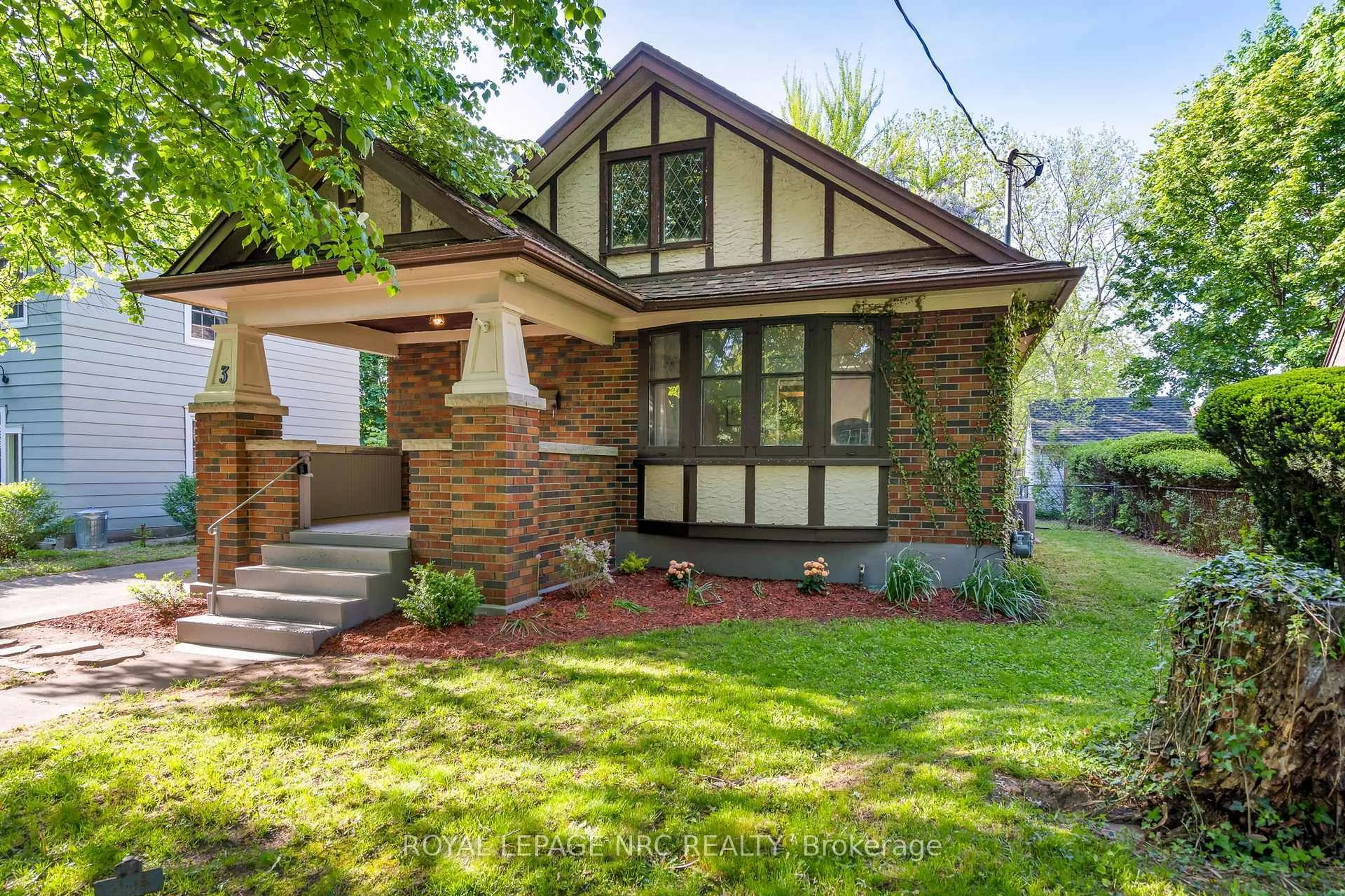 Home with brick exterior material, street for 3 Gardiner Pl, St. Catharines Ontario L2R 1Y7