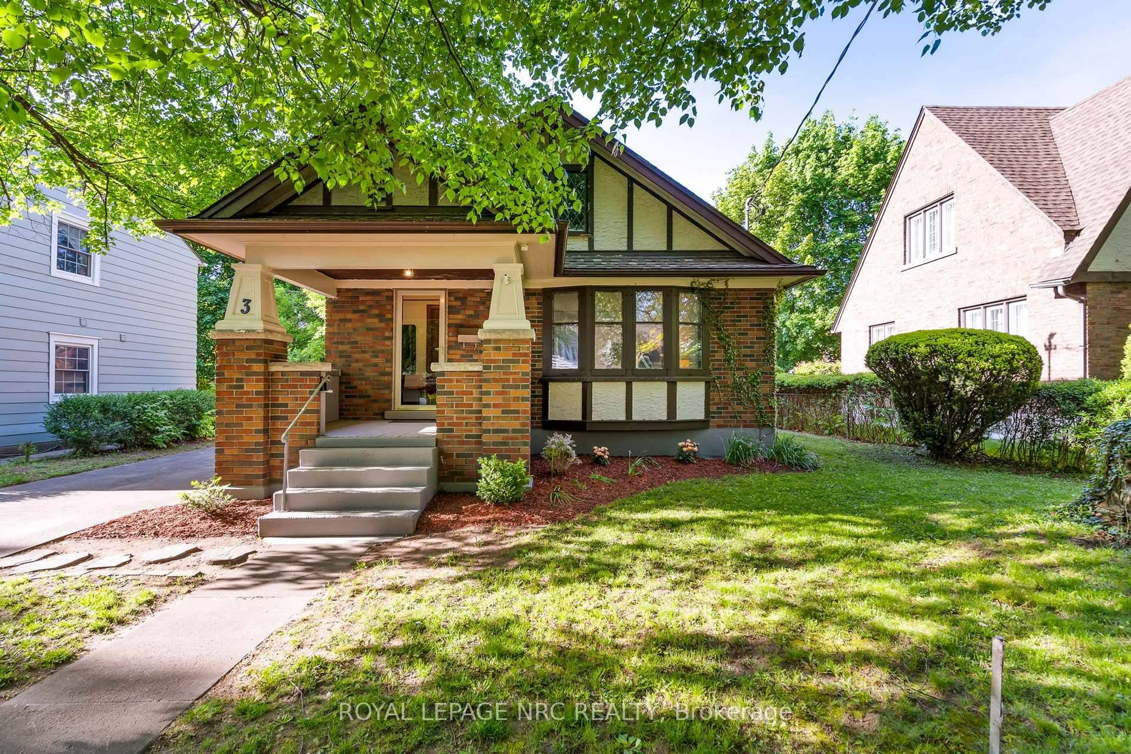 Home with brick exterior material, street for 3 Gardiner Pl, St. Catharines Ontario L2R 1Y7