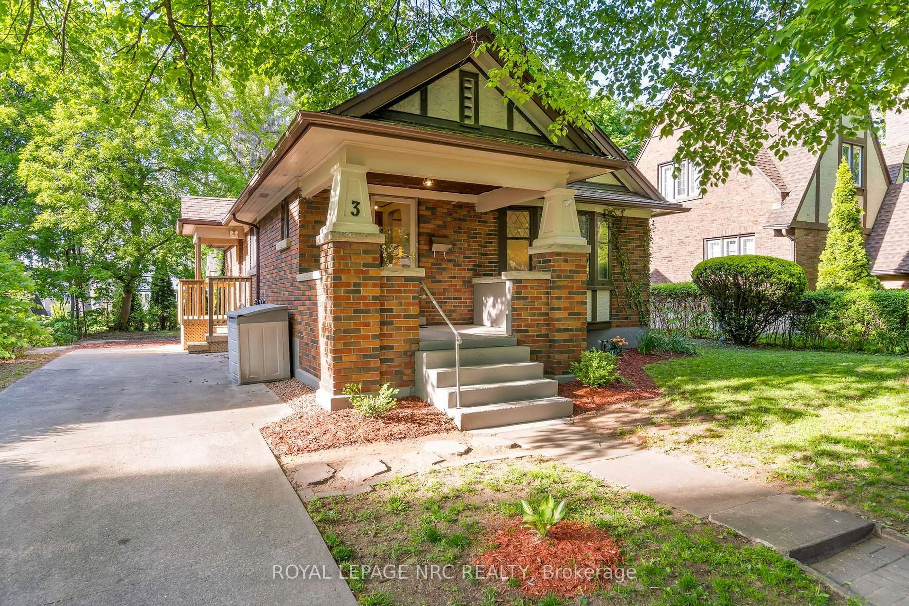 Home with brick exterior material, street for 3 Gardiner Pl, St. Catharines Ontario L2R 1Y7
