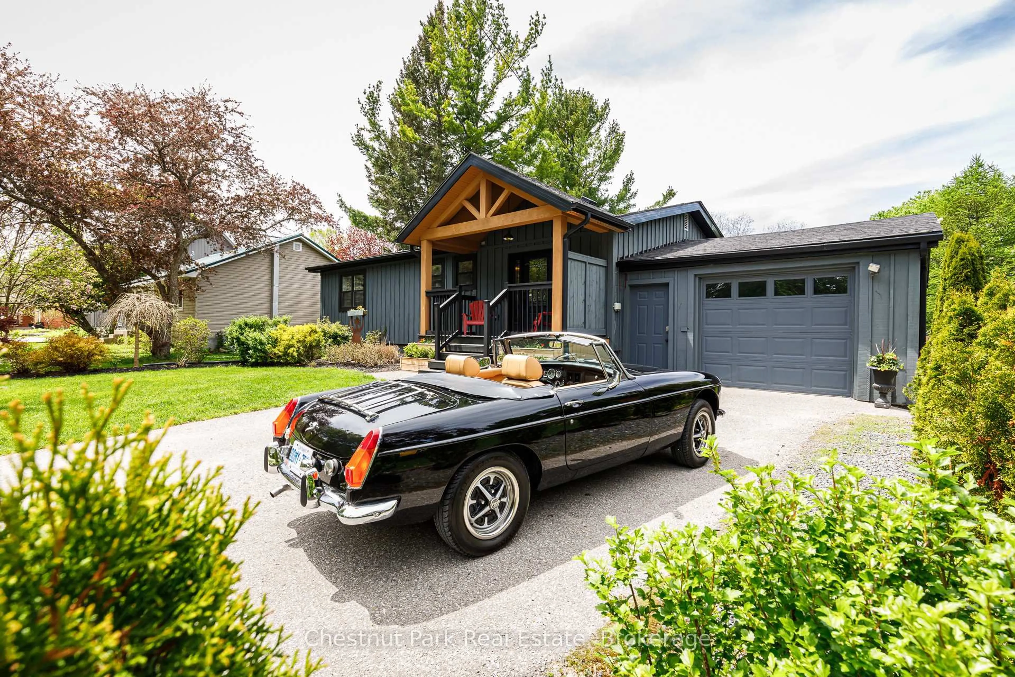 Indoor garage for 119 Hillcrest Dr, Blue Mountains Ontario N0H 1J0