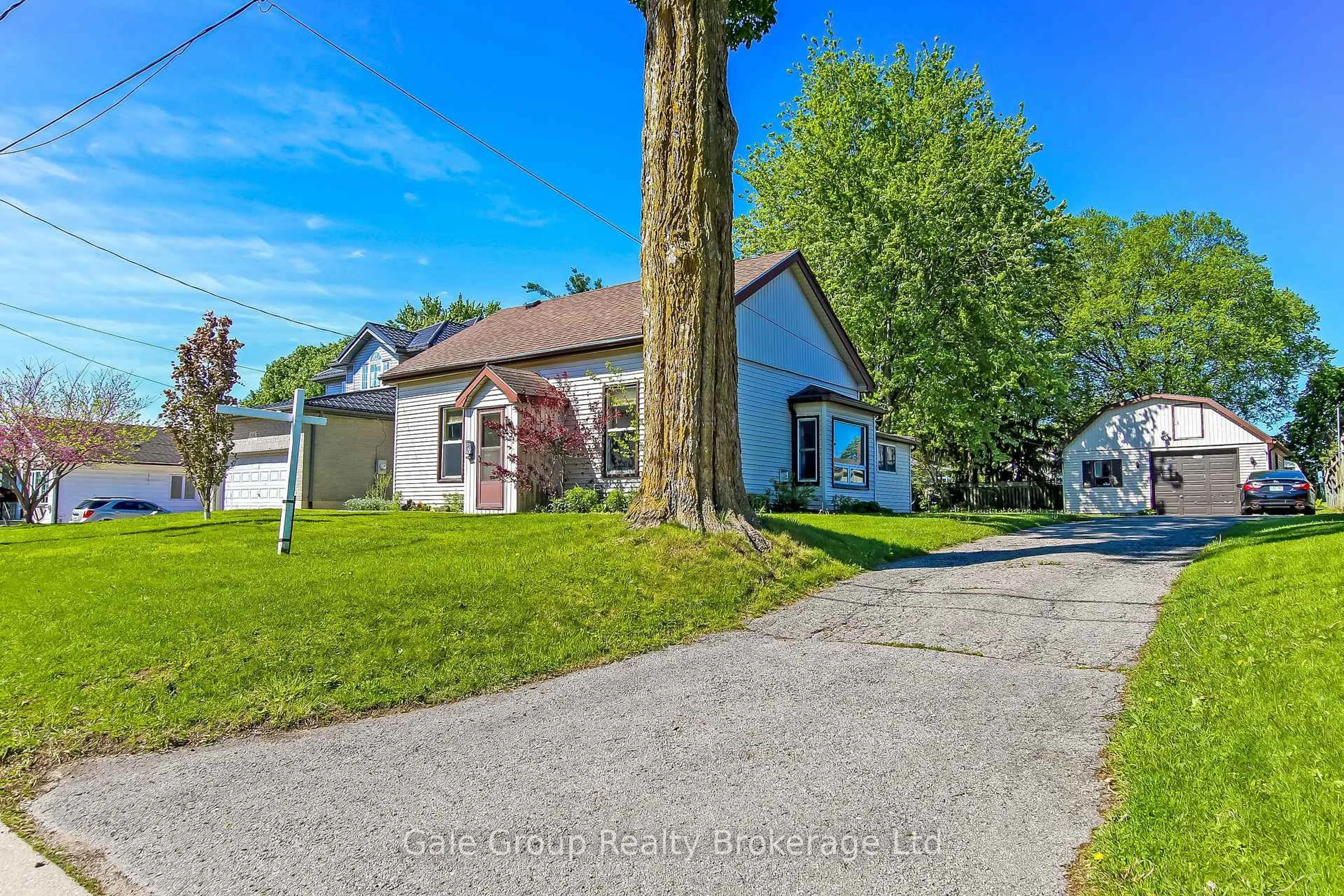 A pic from outside/outdoor area/front of a property/back of a property/a pic from drone, street for 42 Maud St, Woodstock Ontario N4S 3Y4