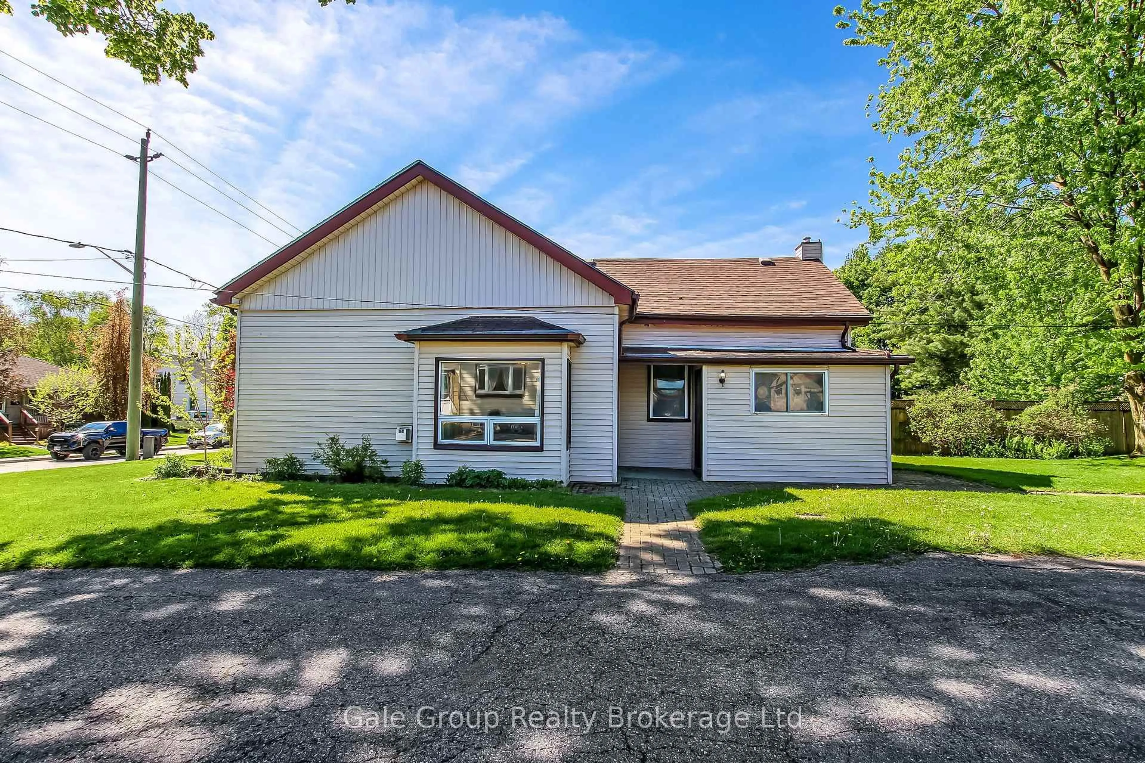 A pic from outside/outdoor area/front of a property/back of a property/a pic from drone, unknown for 42 Maud St, Woodstock Ontario N4S 3Y4