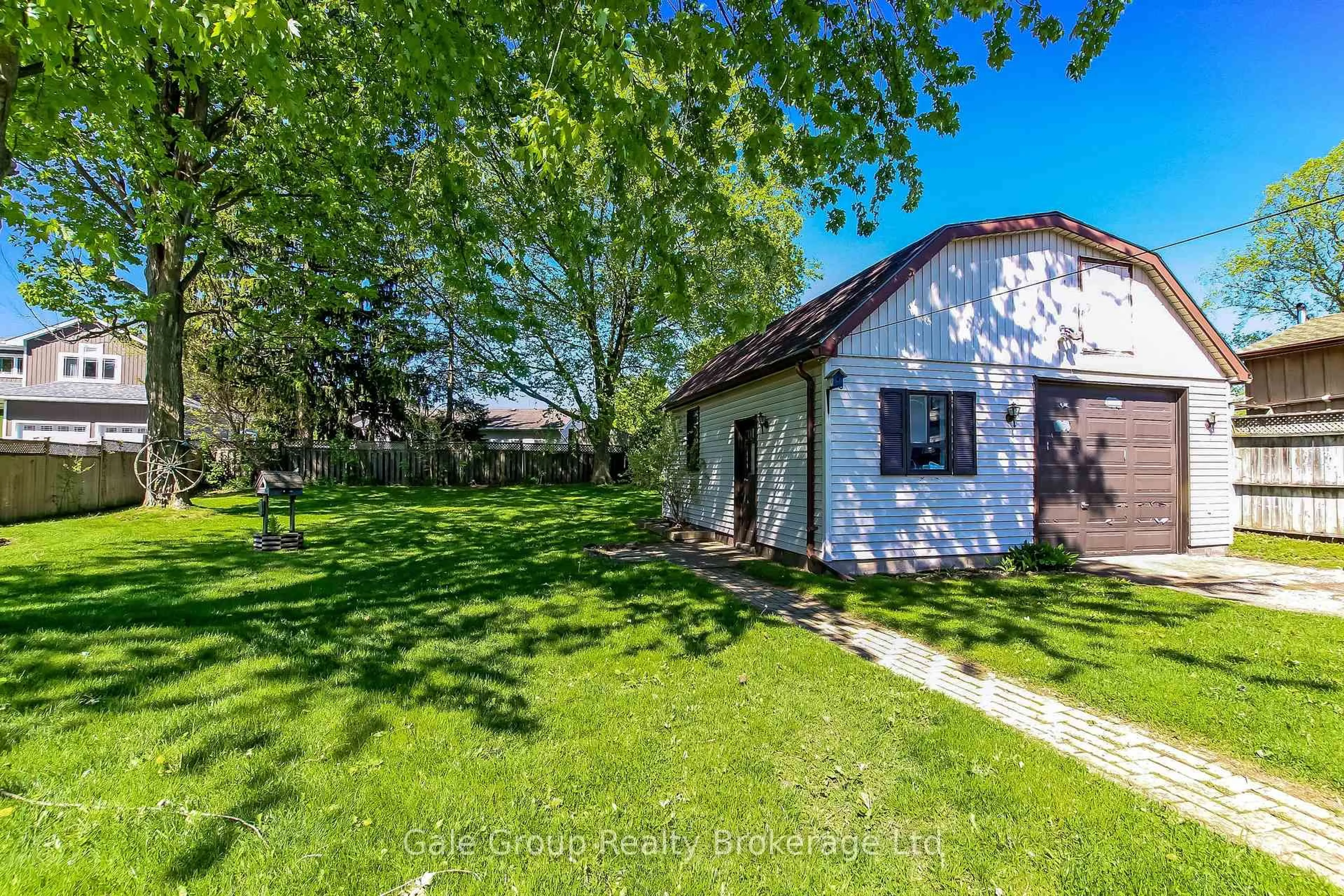 A pic from outside/outdoor area/front of a property/back of a property/a pic from drone, street for 42 Maud St, Woodstock Ontario N4S 3Y4