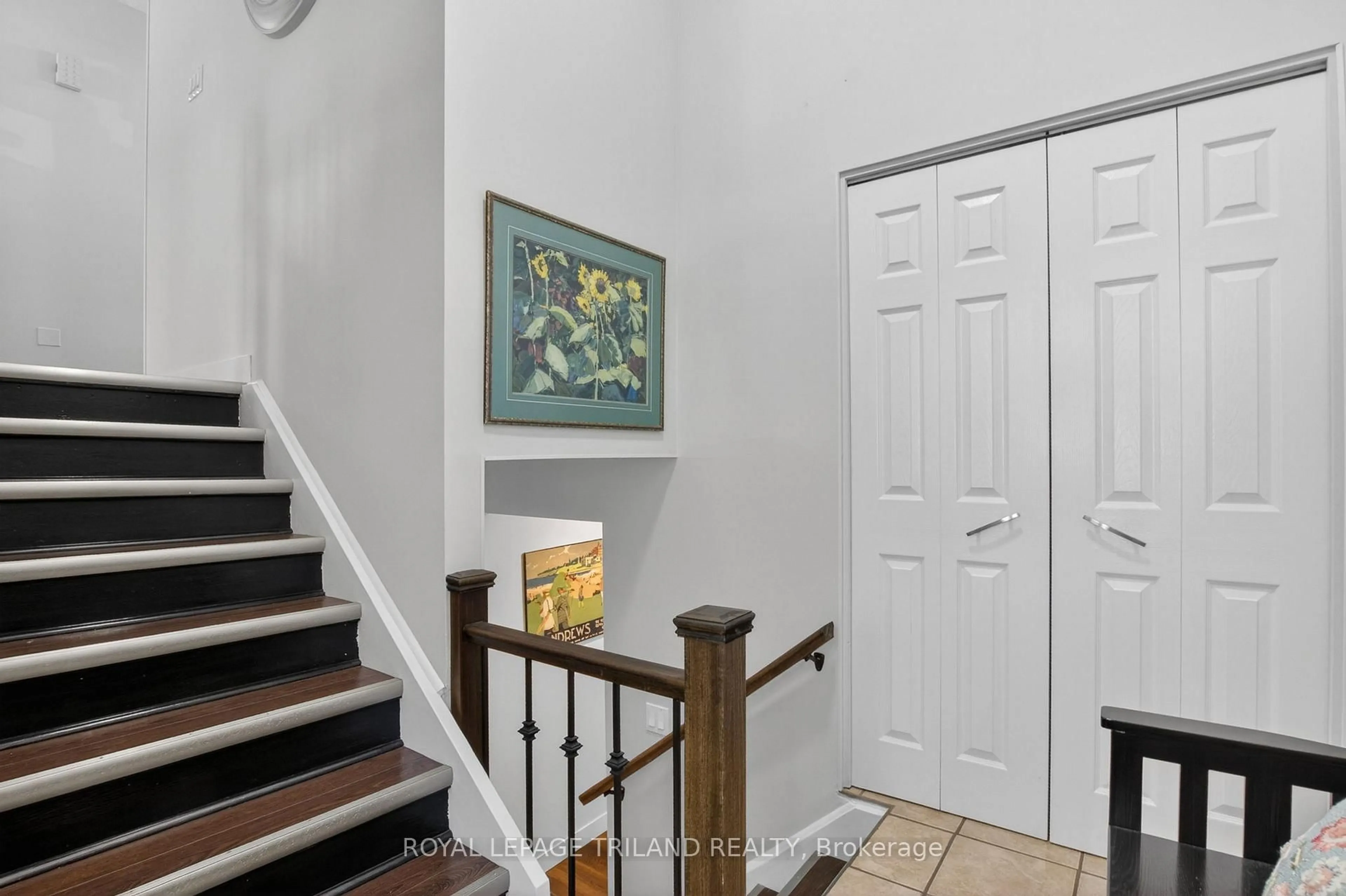 Indoor entryway for 31 Beechbank Cres, London South Ontario N6E 2N9
