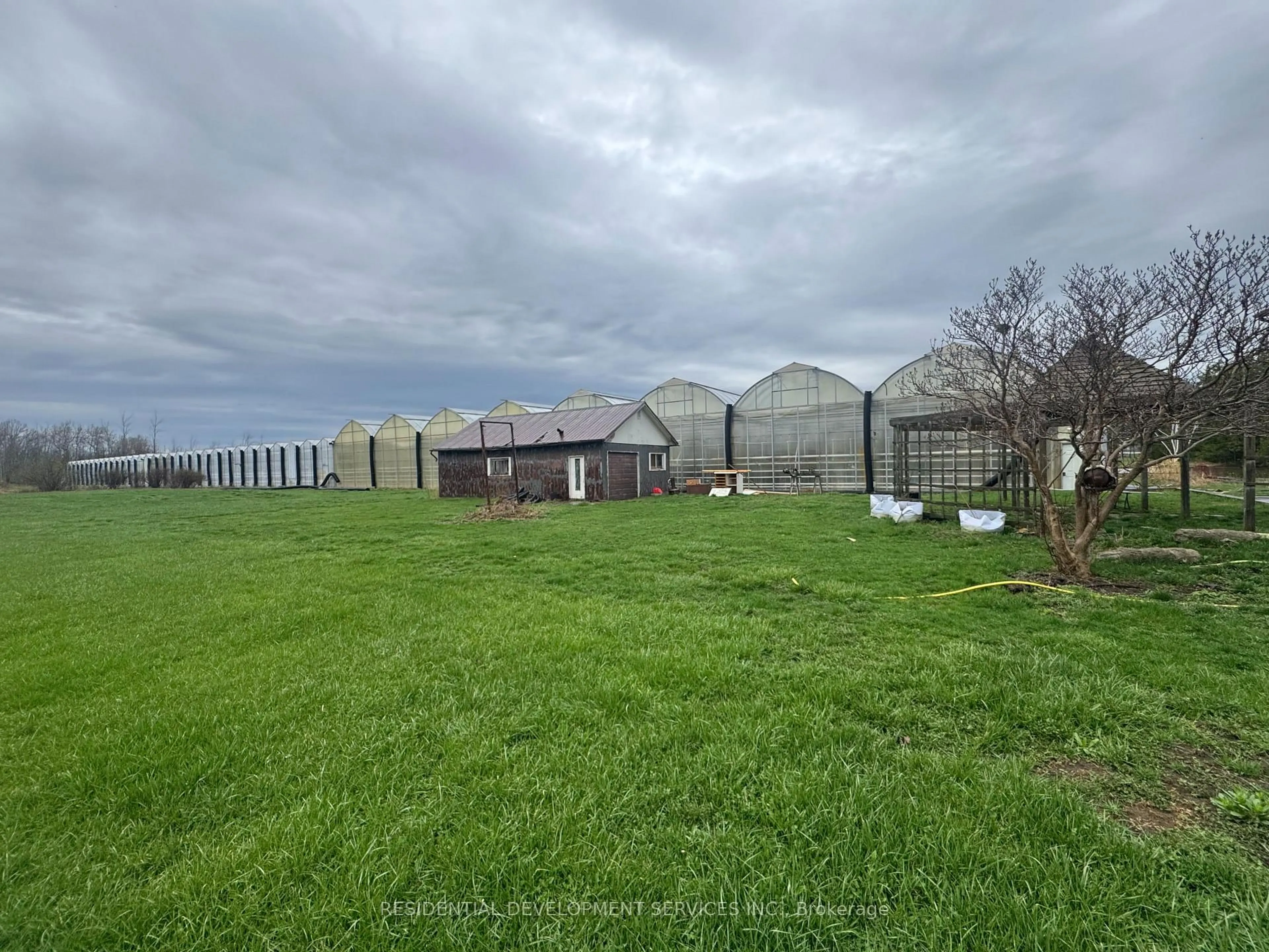 A pic from outside/outdoor area/front of a property/back of a property/a pic from drone, building for 342 Mountain Rd, Grimsby Ontario L3M 4E7